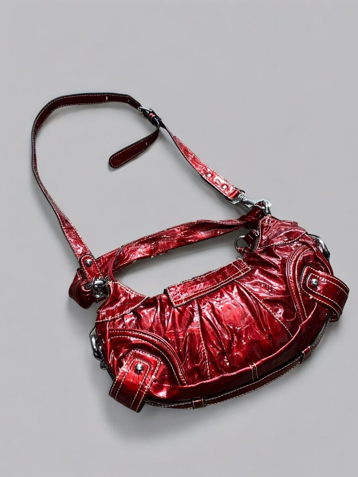 Guess 🔥 Y2K GUESS RED PATENT LOGO BAG PARIS HILTON VIBES Size ONE SIZE - 2 Thumbnail
