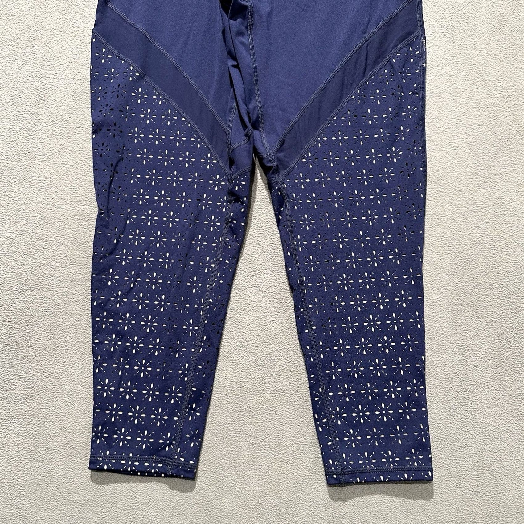 Vintage Aerie Leggings Womens XL Blue Floral Laser Cut Cropped Move Chill Activewear Yoga Size 40" / US 18 - 5 Thumbnail