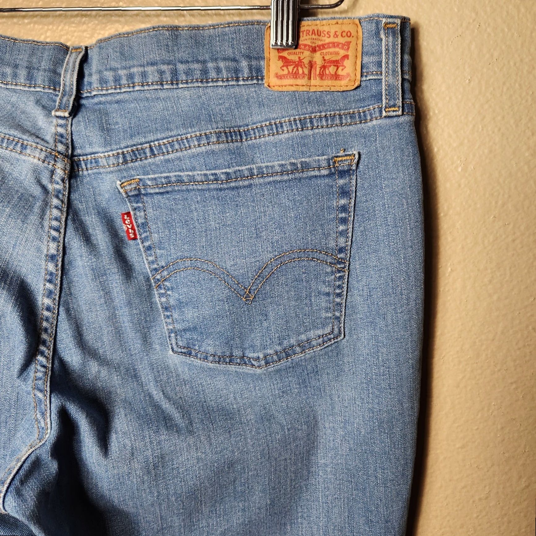 Levi's Levi's 414 Relaxed Straight Jeans Womens Light Wash Blue 31 Regular Cotton Blend Denim Mid Rise - 31 Inseam 31 Boys? Size 24" / US 00 / IT 34 - 7 Thumbnail