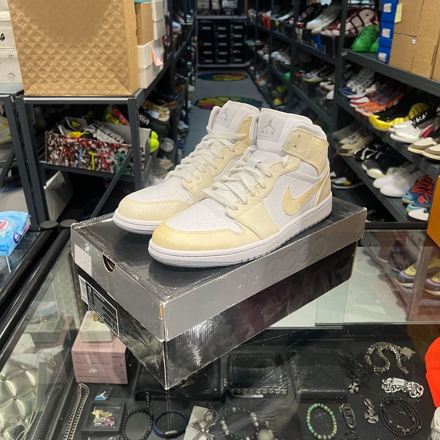 Nike Nike White Lowtop Sneakers 12 Men Size US 12 / EU 45 - 1 Thumbnail