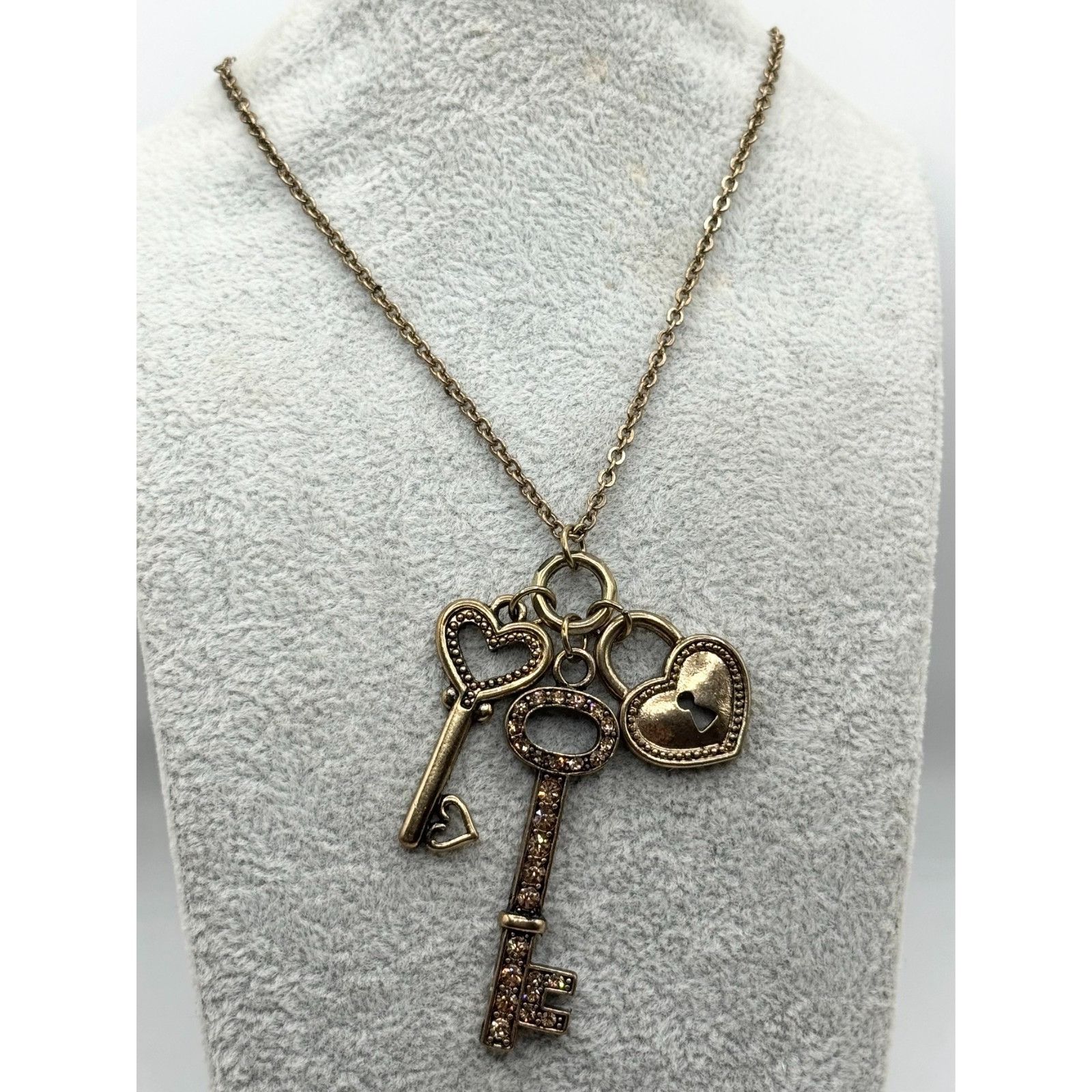 Vintage Vintage long gold rhinestone heart key charm pendant necklac Size ONE SIZE - 3 Thumbnail
