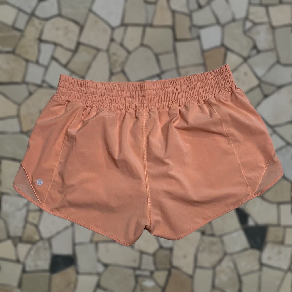 Lululemon Lululemon Hotty Hot High-Rise Short Lined 2.5" Inseam Women’s 12 Peach Type Athletic Pockets Logo 90s? (Note: 9) Size 34" / US 12 / IT 48 - 1 Thumbnail