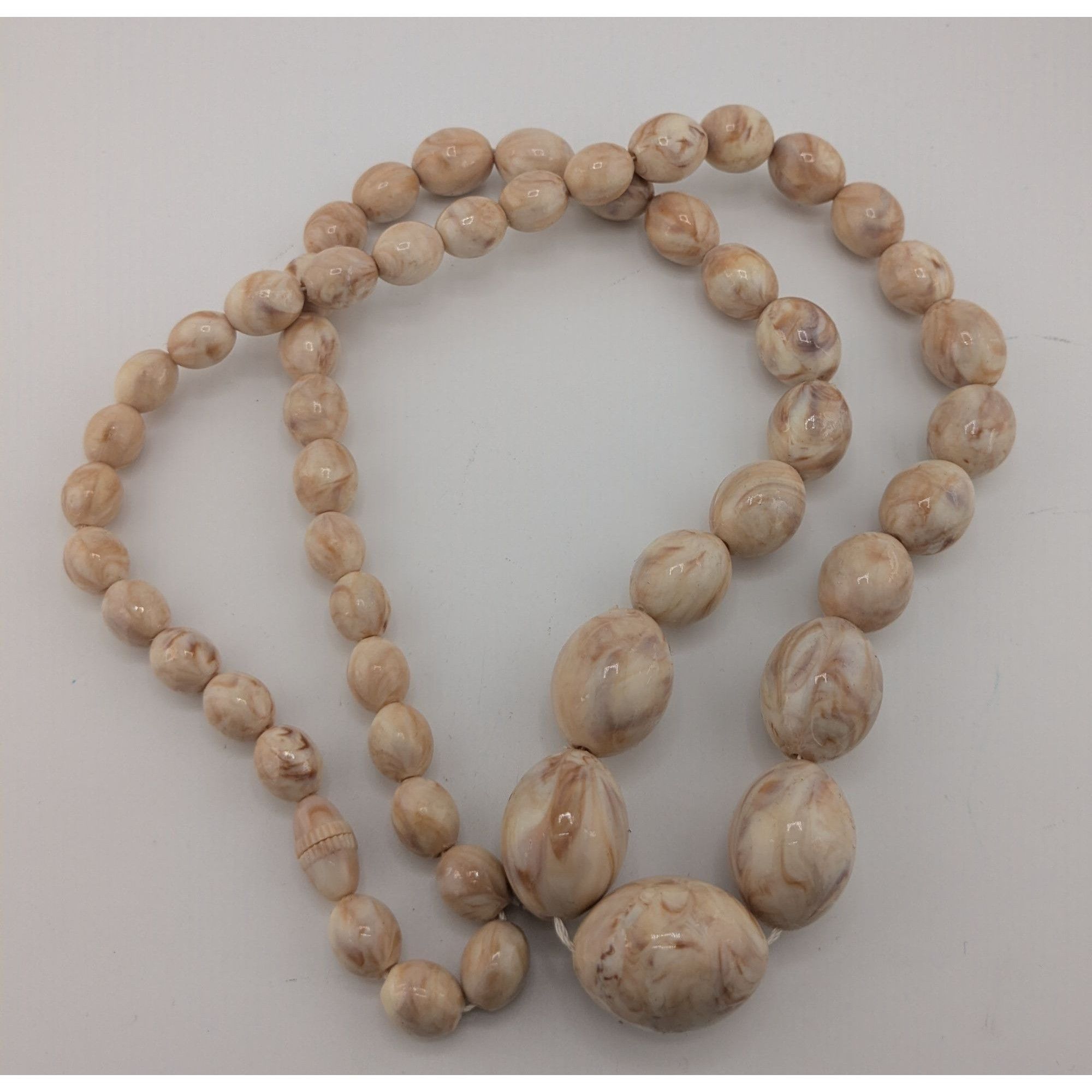Other Vintage Marbled Cream Lucite Beaded Necklace With Screw Clas Size ONE SIZE - 6 Thumbnail
