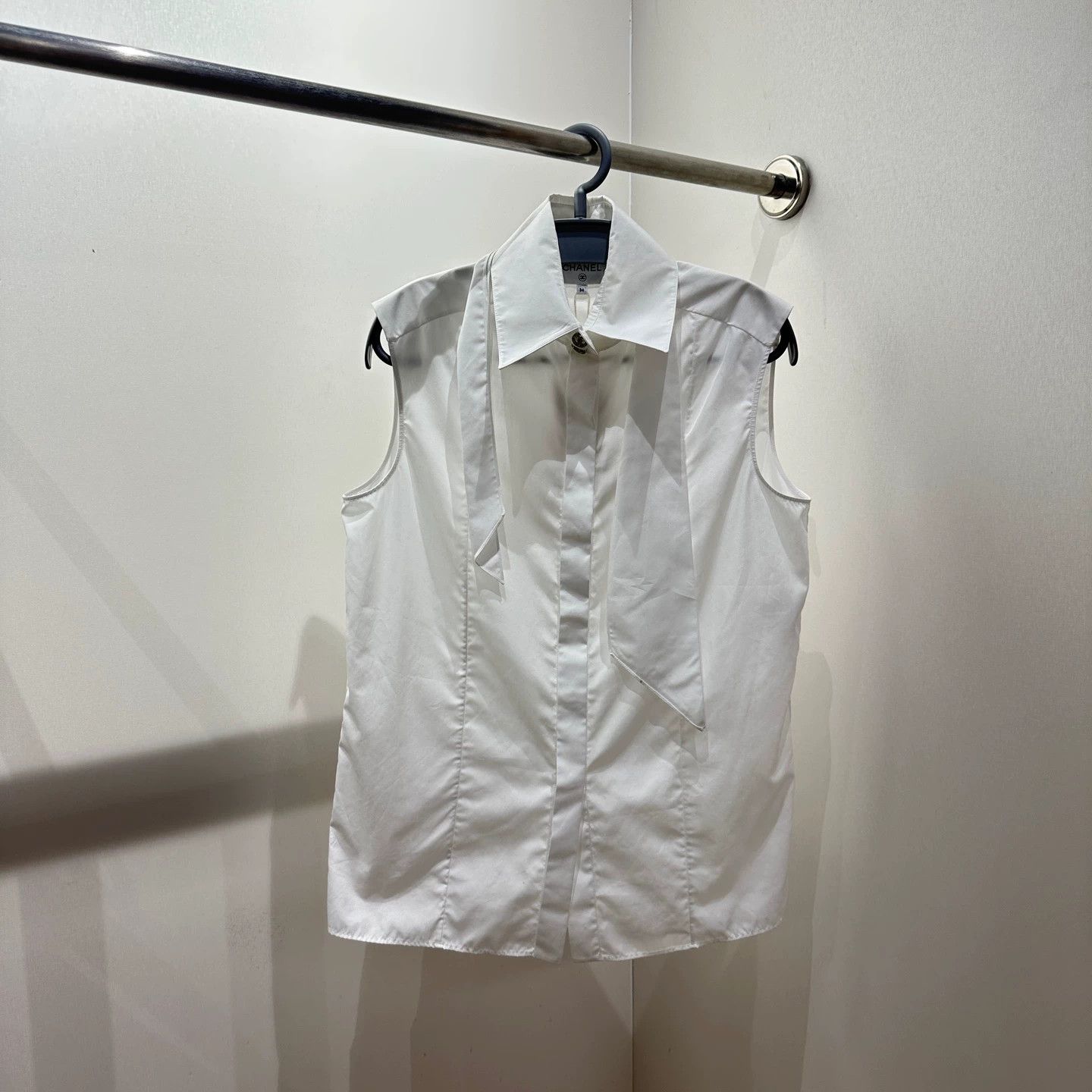 Chanel Chanel jan1122 Sleeveless Shirt Logo Crystal Bow 36 Size XS / US 0-2 / IT 36-38 - 1 Thumbnail