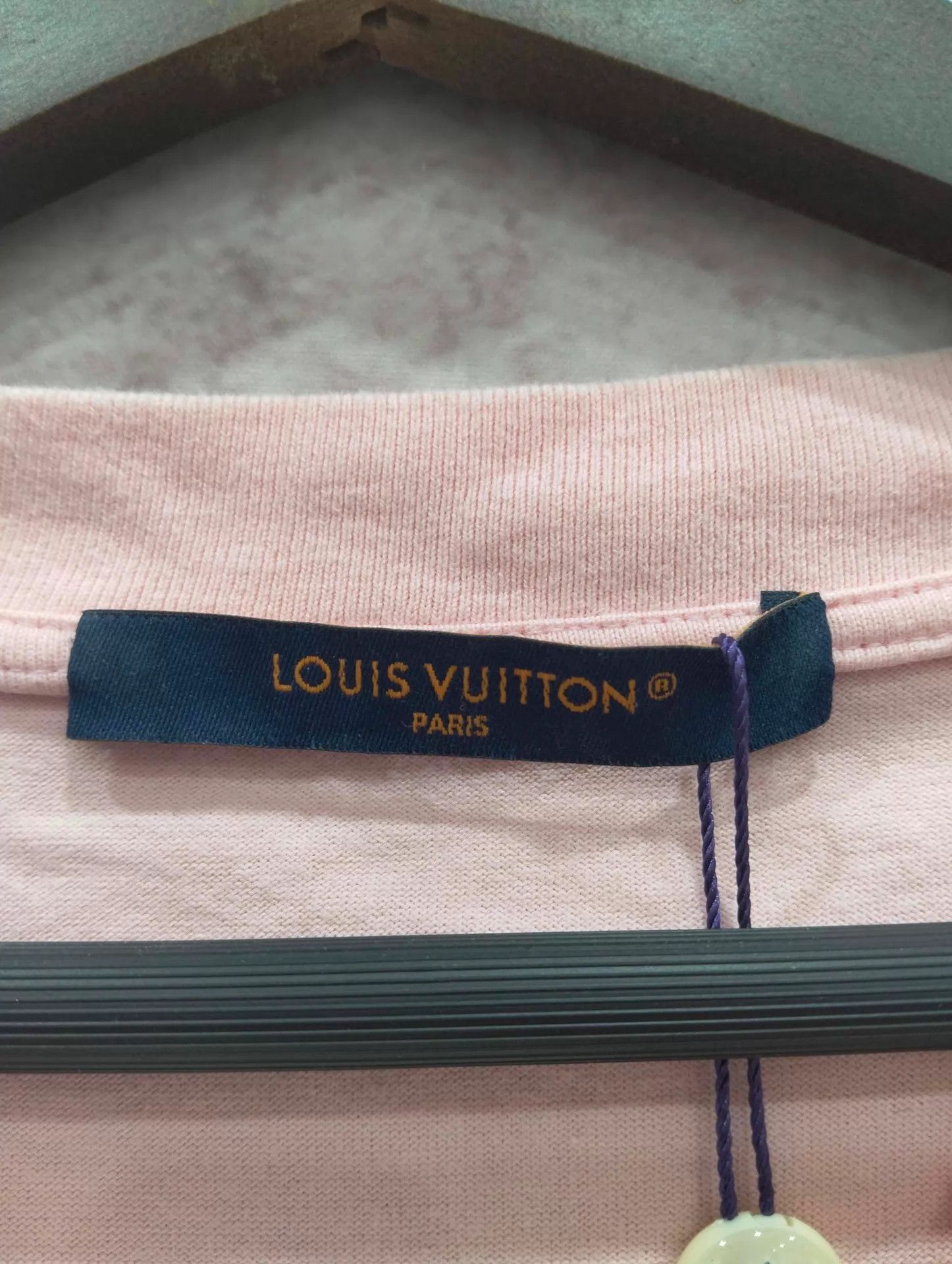 Louis Vuitton LV Pink Embossed Logo Short Sleeve Tee L Size L / US 10 / IT 46 - 4 Thumbnail