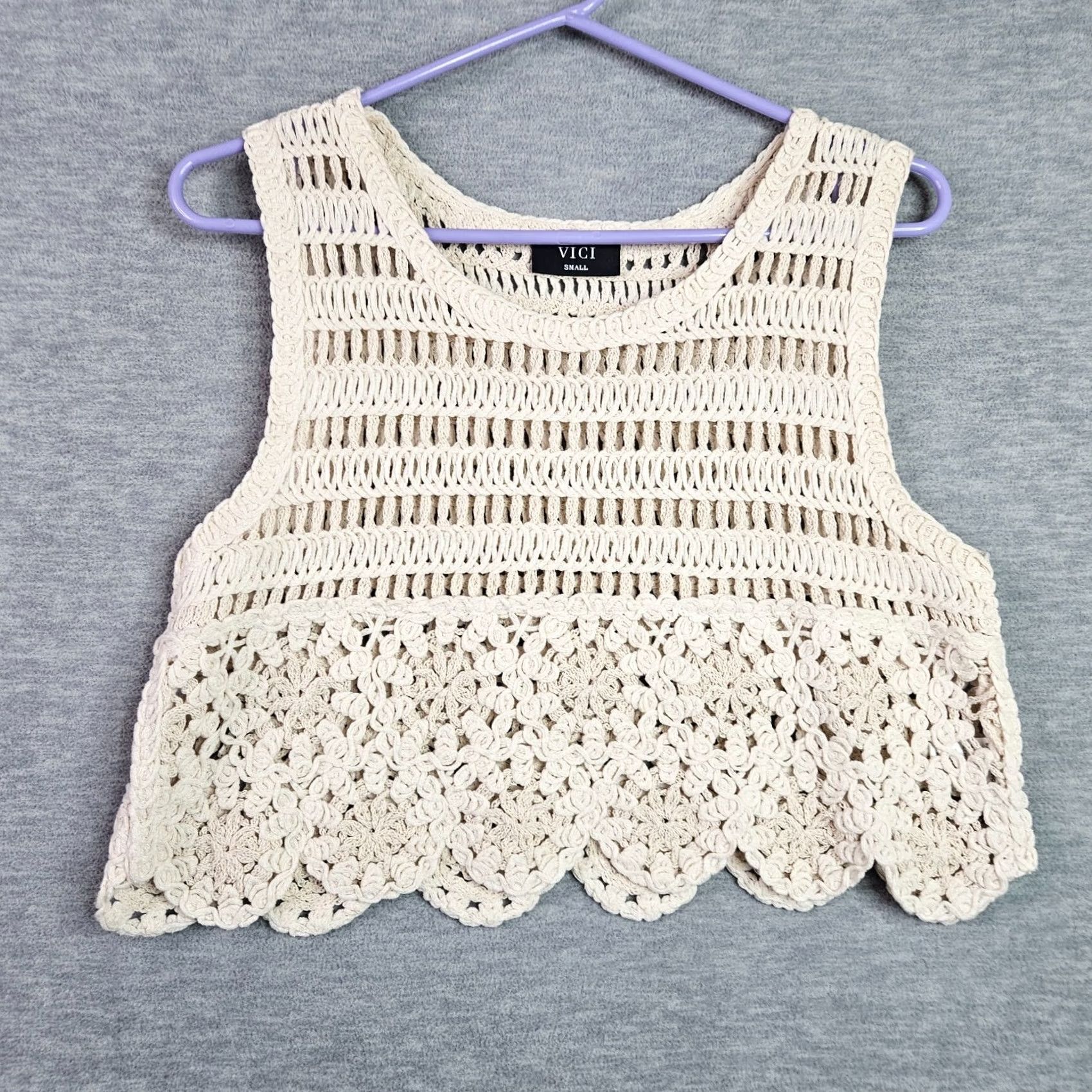 Vintage VICI Women's Ivory Cropped Crochet Pattern Tank Top Size Small Shirt Womens Beige Cotton Blend Short Sleeve Knitted Casual 90s? Size S / US 4 / IT 40 - 2 Thumbnail