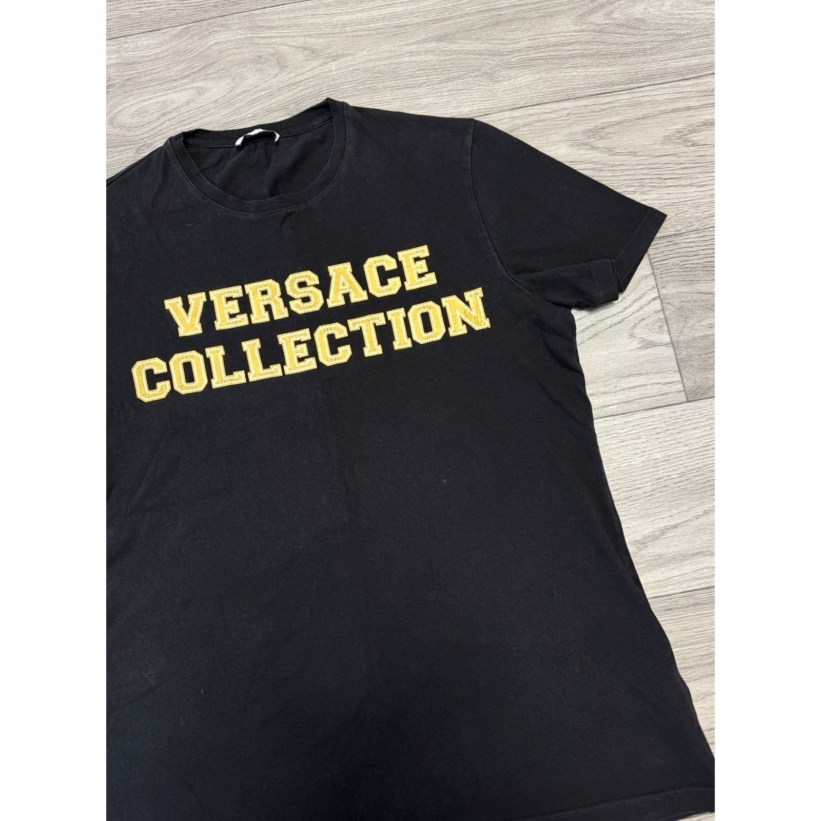 Vintage VINTAGE Versace Collection Black T Shirt Short Sleeve Big Print Gold Logo Size L Men Size US L / EU 52-54 / 3 - 6 Thumbnail