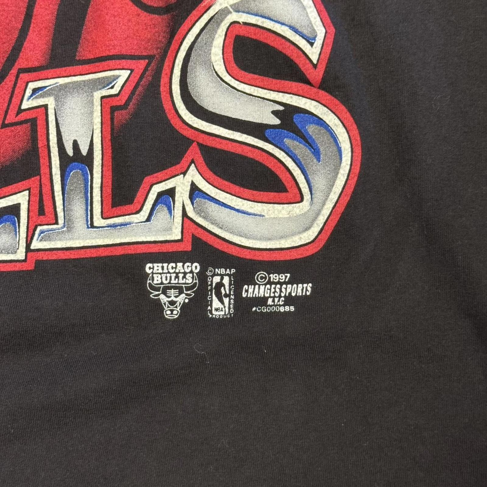 NBA Vintage 1997 Chicago Bulls Rare Glow in the Dark Graphic Tee Size US XL / EU 56 / 4 - 3 Thumbnail