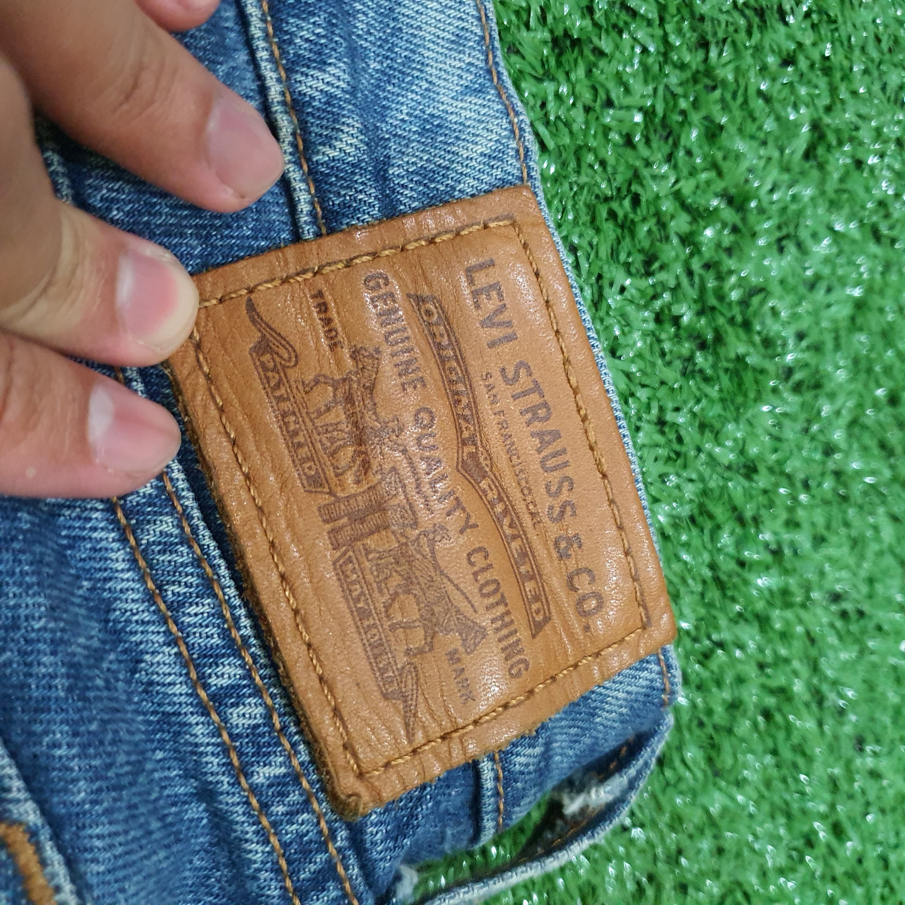 Jean Levi's 501 Original Fit jeans in a light blue wash Size 30" / US 8 / IT 44 - 25 Thumbnail