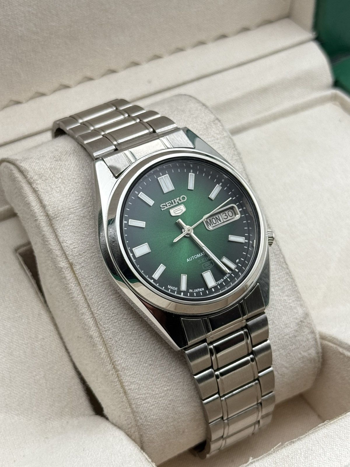 Seiko Seiko 5 Automatic 7009 Green Dial Vintage Watch 36mm Size 36 - 2 Thumbnail