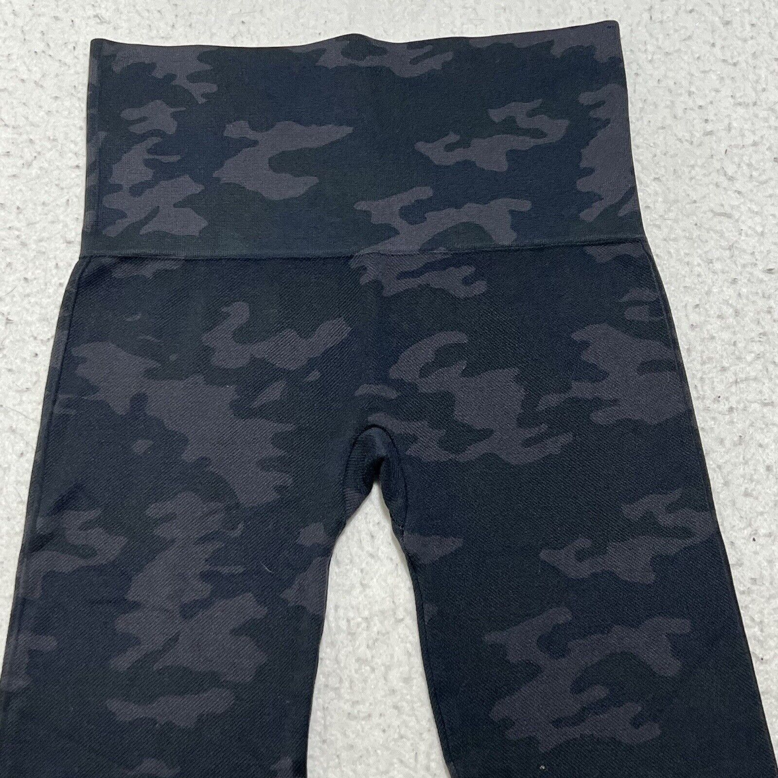 Spanx Spanx Capri Length Athletic Leggings Camouflage Pull On Camo Size 28" / US 6 / IT 42 - 2 Thumbnail