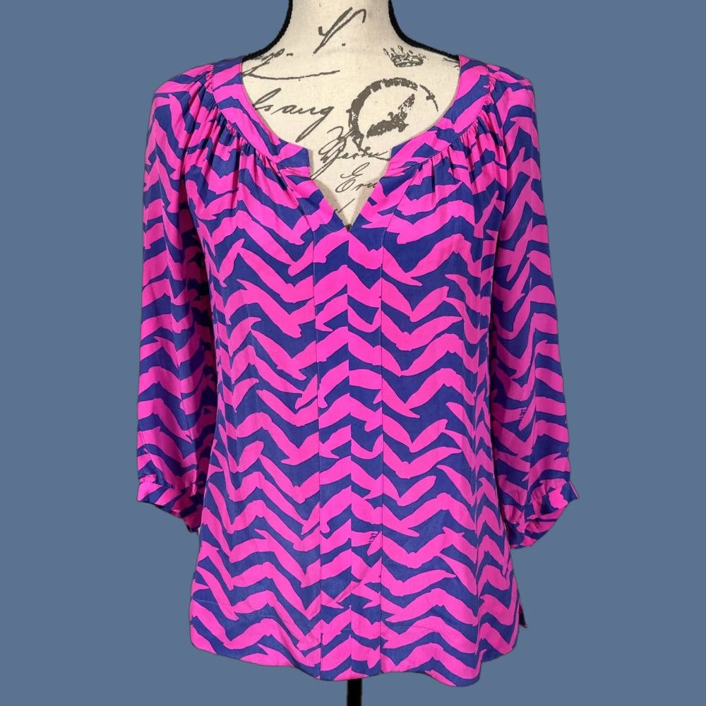 Lilly Pulitzer Shirt Womens XS Silk V-Neck 3/4 Sleeve Chevron Geometric Tunic Blouse Pink Purple Womens