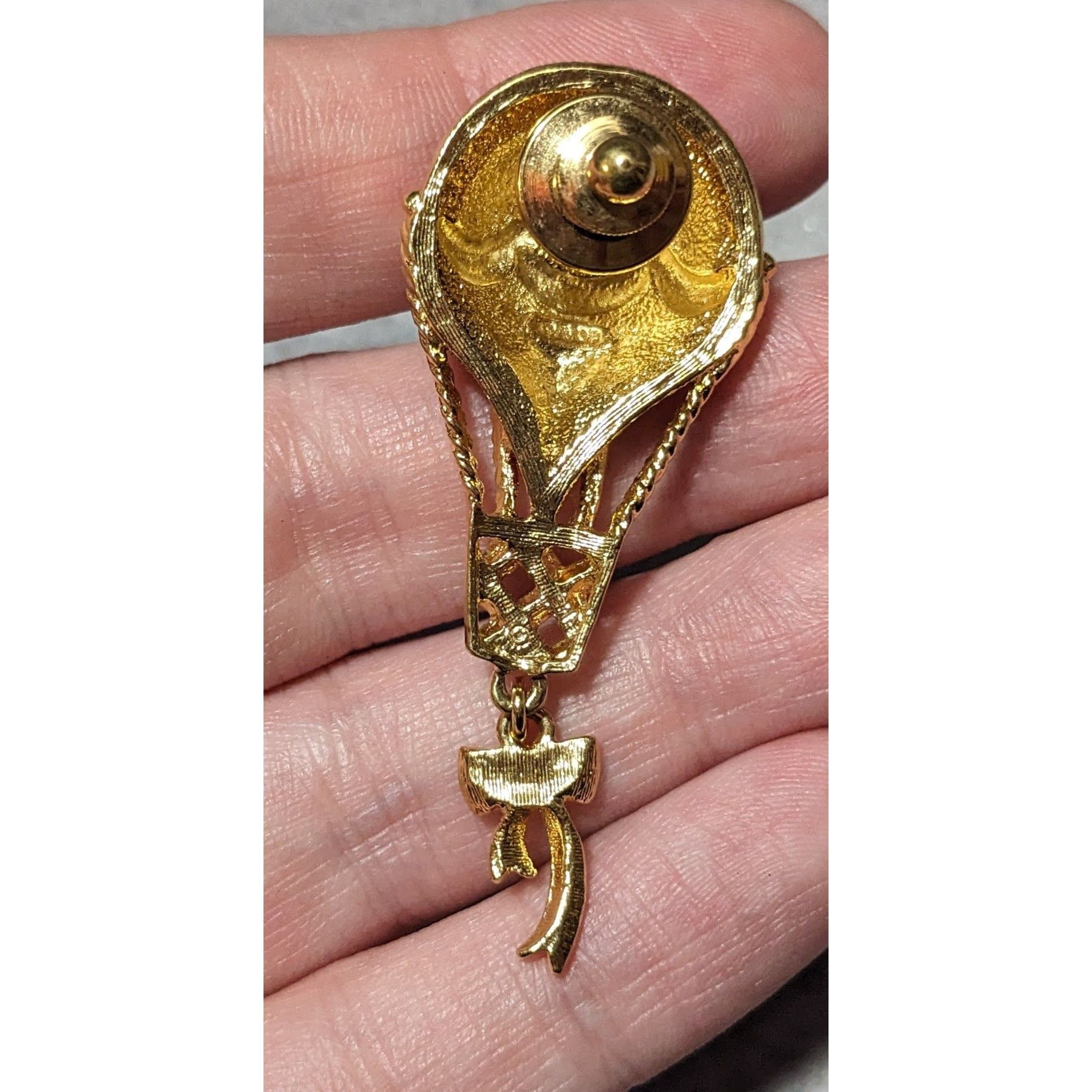 Other Vintage Avon Gold Tone Red Enamel Hot Air Balloon Lapel Pin Size ONE SIZE - 5 Thumbnail