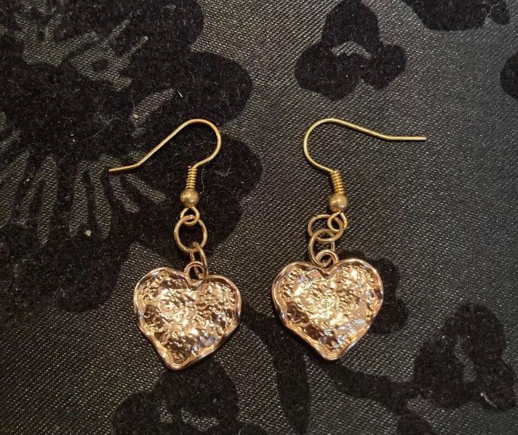 Other Gold coloured textured heart earrings Size ONE SIZE - 1 Preview