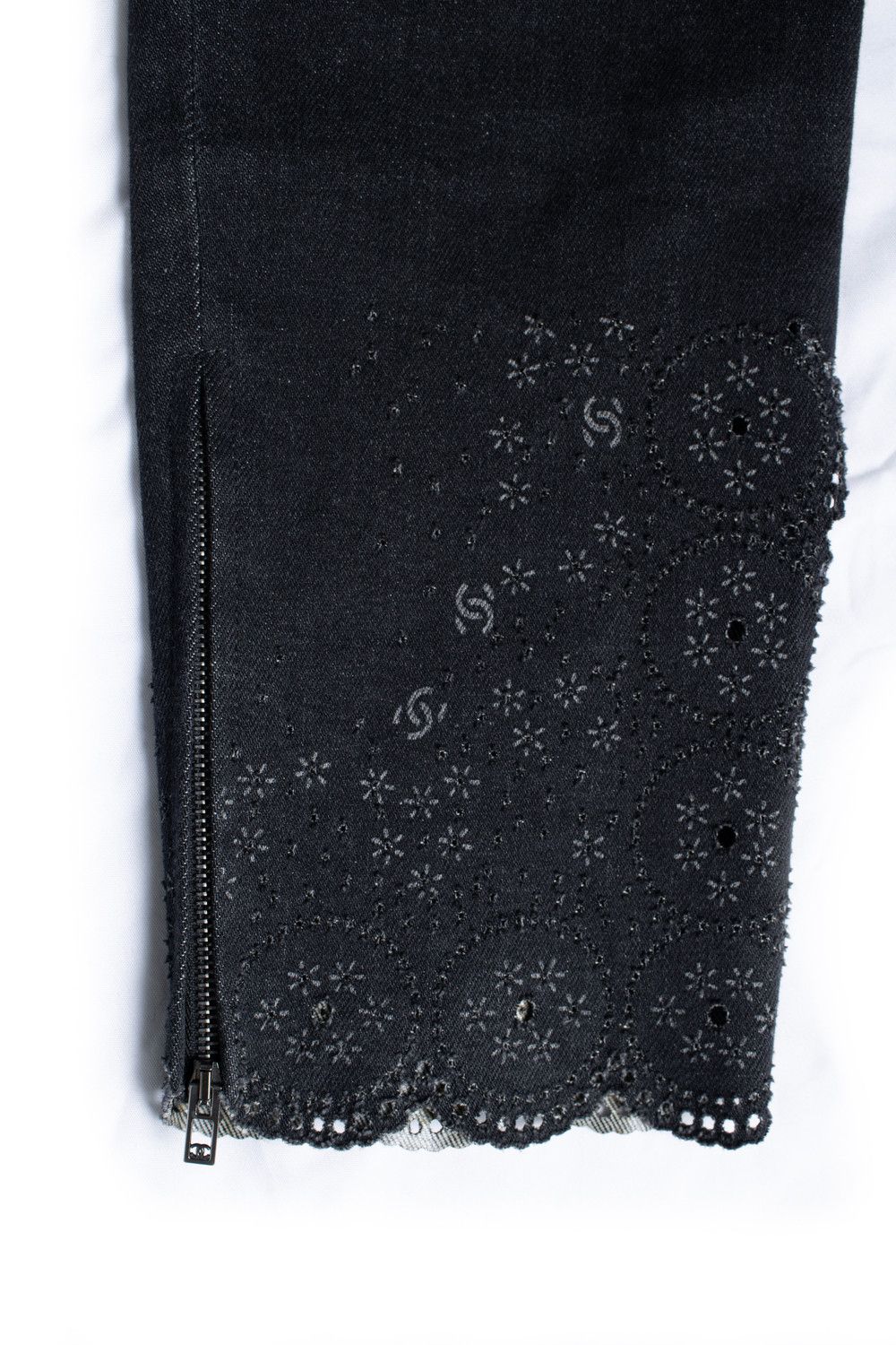 Chanel Chanel, black jeans with floral lasercut print Size 26" / US 2 / IT 38 - 5 Thumbnail