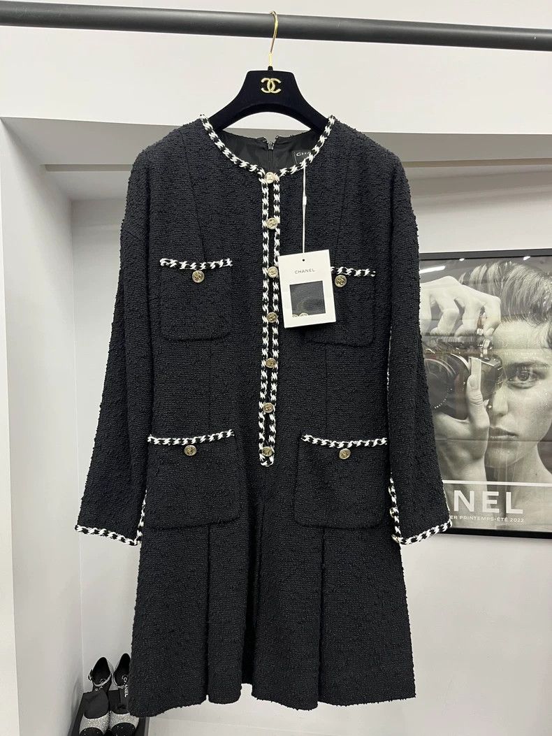 Chanel Chanel Black four-pocket tweed dress jacket Size XS / US 0-2 / IT 36-38 - 1 Thumbnail