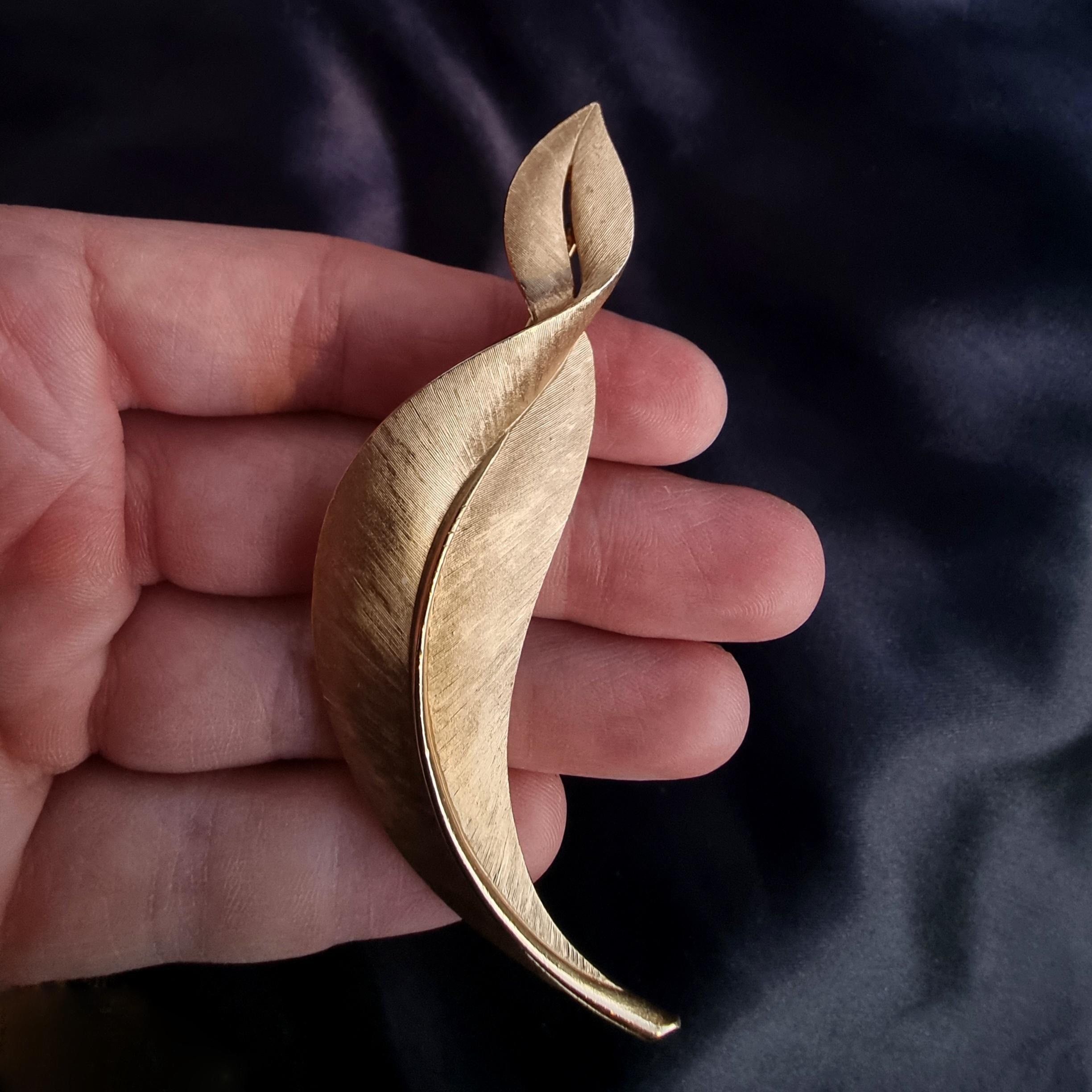 Other Vintage 1960s CROWN TRIFARI Gold Tone Leaf Floral Brooch and Size ONE SIZE - 5 Thumbnail