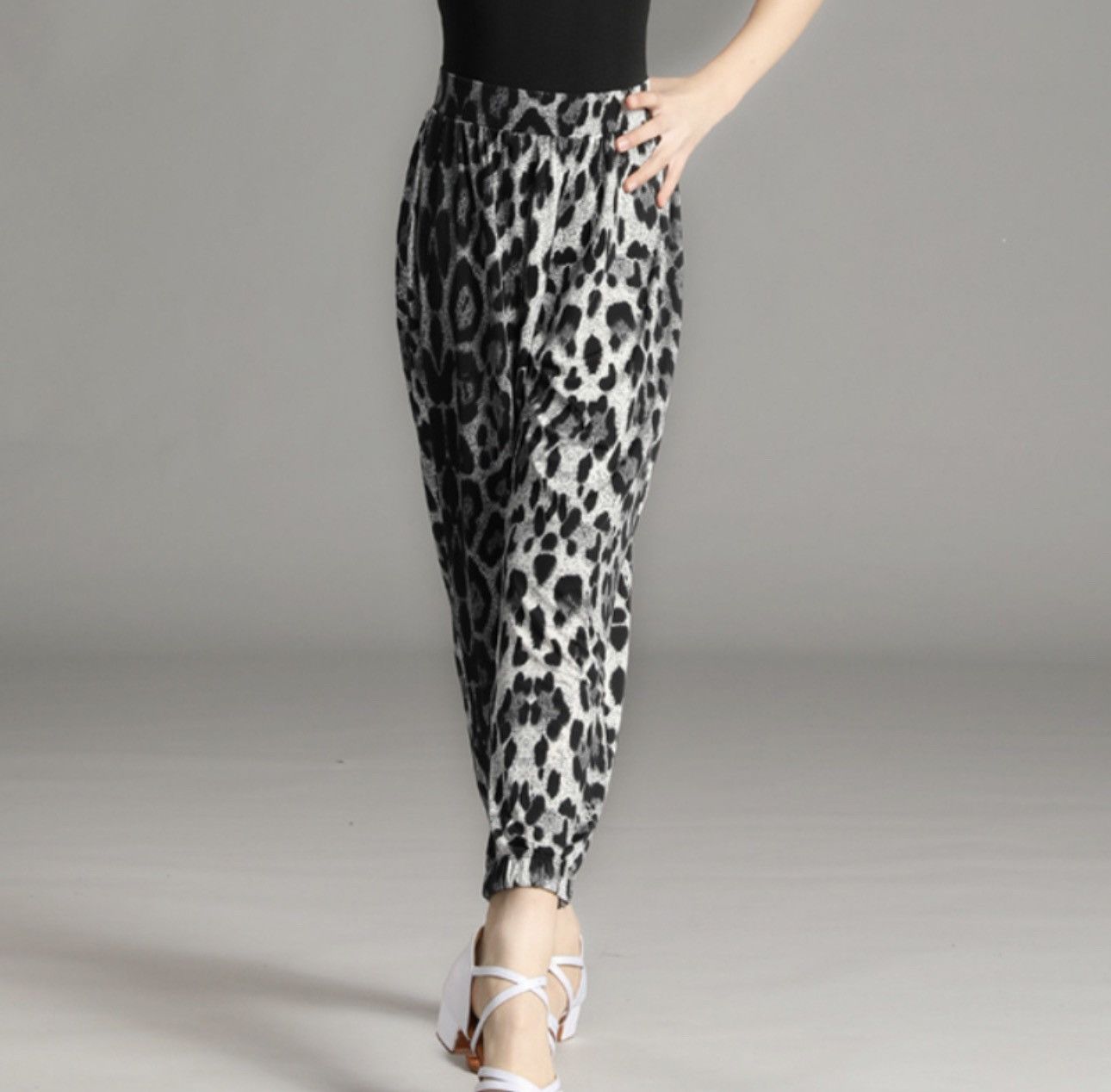 Norma Kamali Norma Kamali leopard pants Size 26" / US 2 / IT 38 - 1 Thumbnail