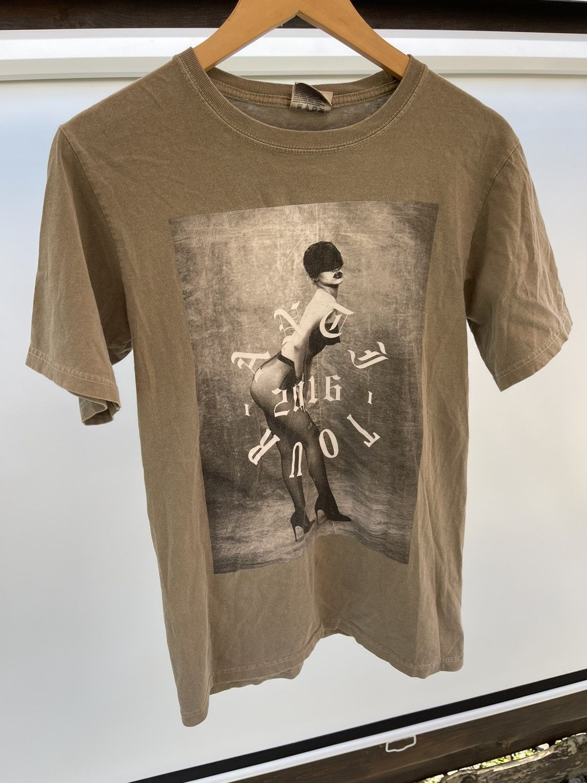Rihanna 2016 Rihanna Anti World Tour t-shirt Size US S / EU 44-46 / 1 - 4 Thumbnail