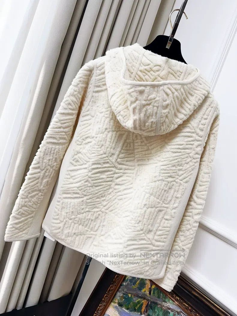 Chanel Chanel 21N Coco neige beige full-print logo long-sleeved j Size XXS / US 00 / IT 34 - 2 Thumbnail