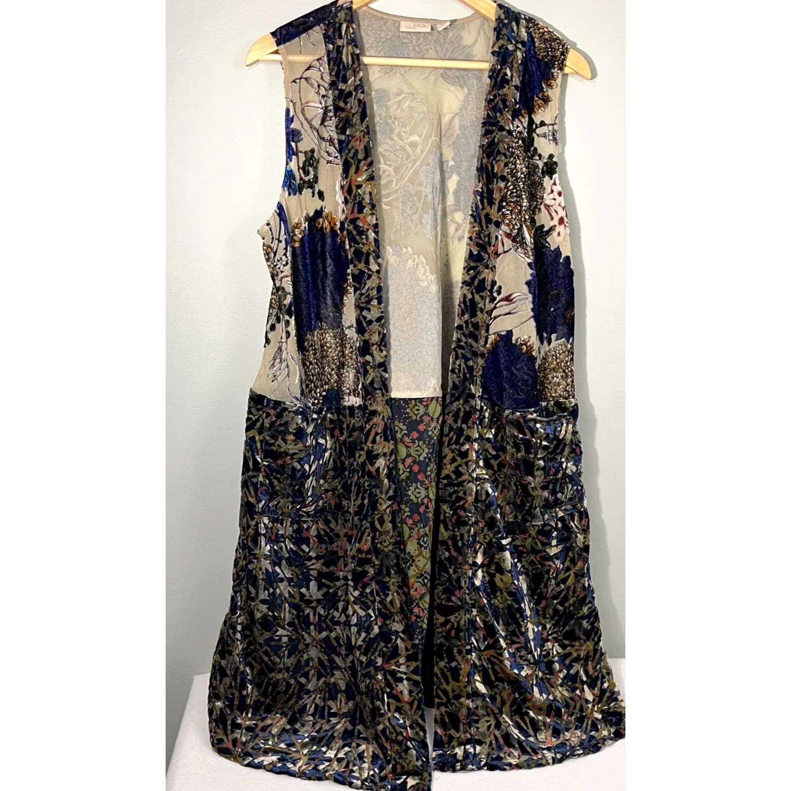 Vintage VINTAGE? No. LOGO Lavish Womens S Velvet Sheer Blue Floral Open Front Tunic Top Sleeveless Size S / US 4 / IT 40 - 2 Thumbnail