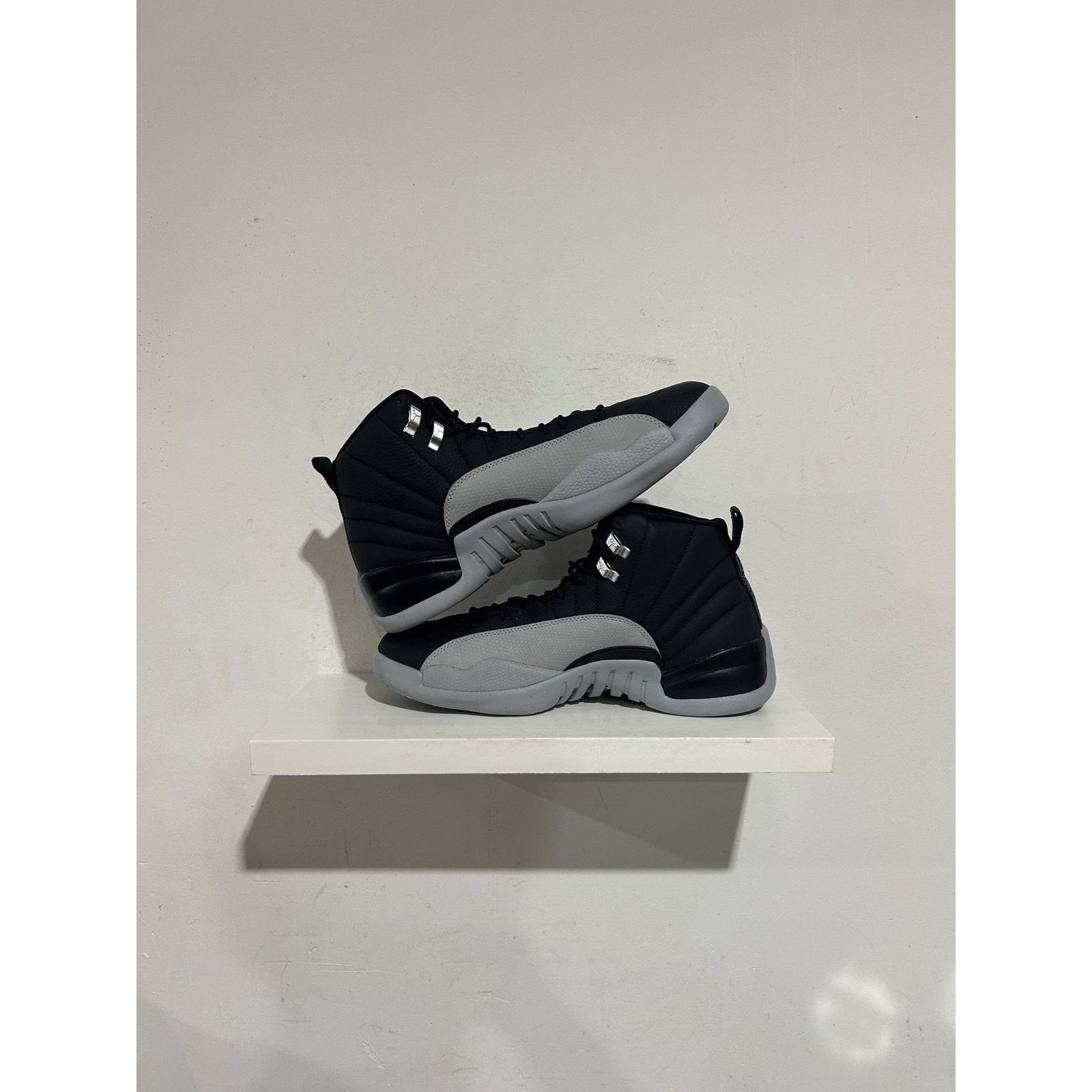 Nike JORDAN 12 RETRO BARONS SIZE 11 PREOWNED Size US 11 / EU 44 - 2 Thumbnail