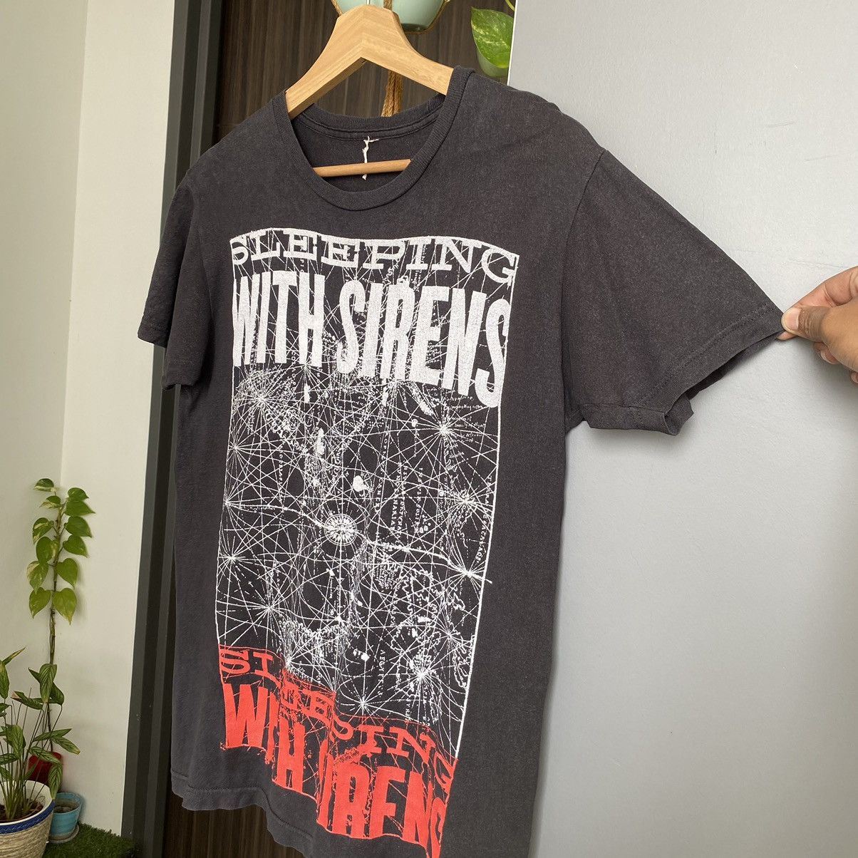 Band Tees Thrashed Faded Sleeping With Sirens Hardcore Band ERD GRUNGE Size US M / EU 48-50 / 2 - 2 Thumbnail