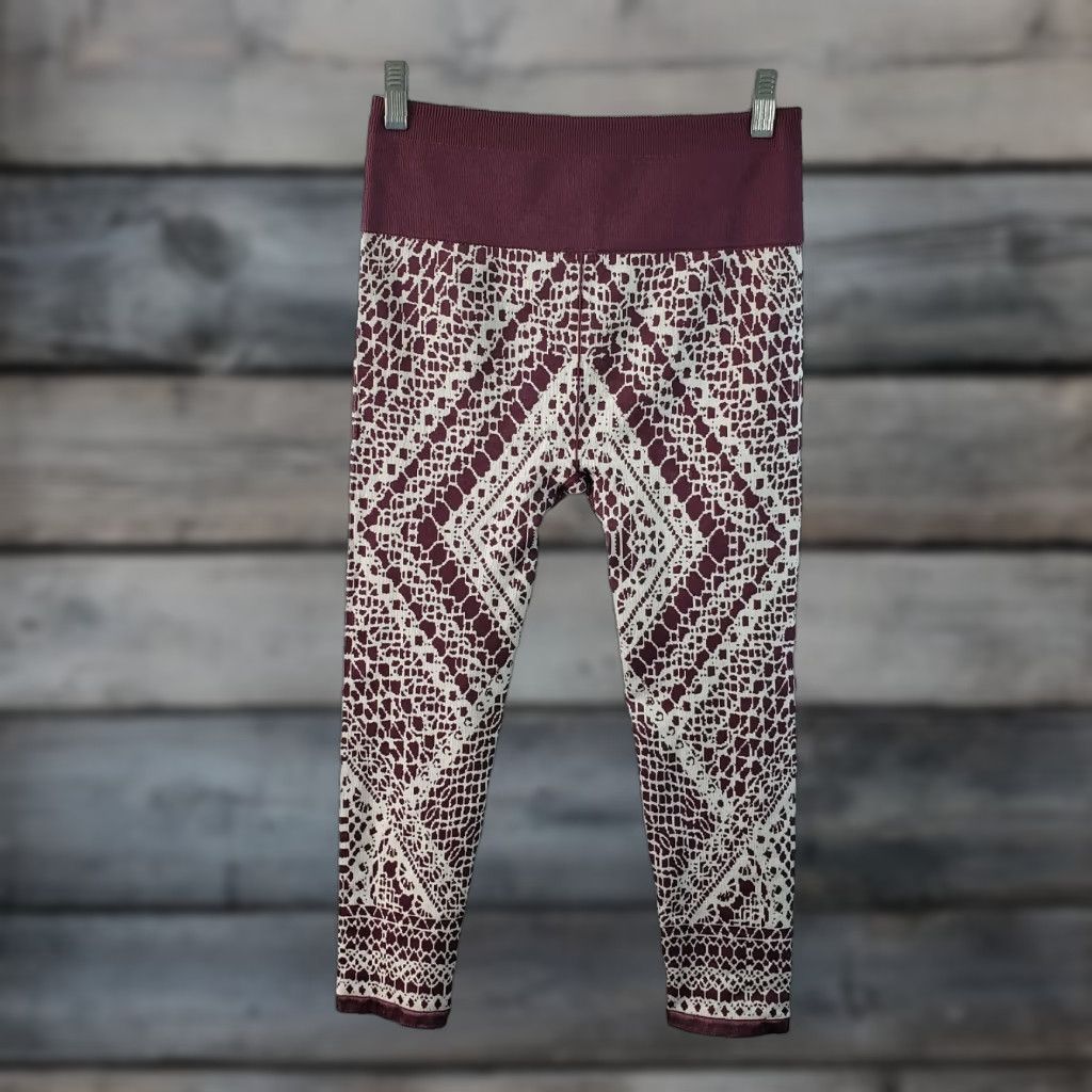 Fabletics Fabletics Womens High Waisted Seamless Lace Capri Leggings Sz M Capri Red Burgundy Lace Capris Ladies Mid Rise 21 Inseam Womens Size 32" / US 10 / IT 46 - 1 Thumbnail
