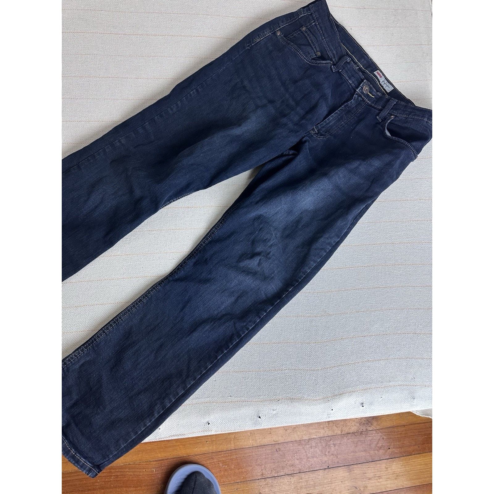 Wrangler Wrangler Men's Blue Denim Dark Wash Taper Straight fit Jeans Size US 32 / EU 48 - 5 Thumbnail