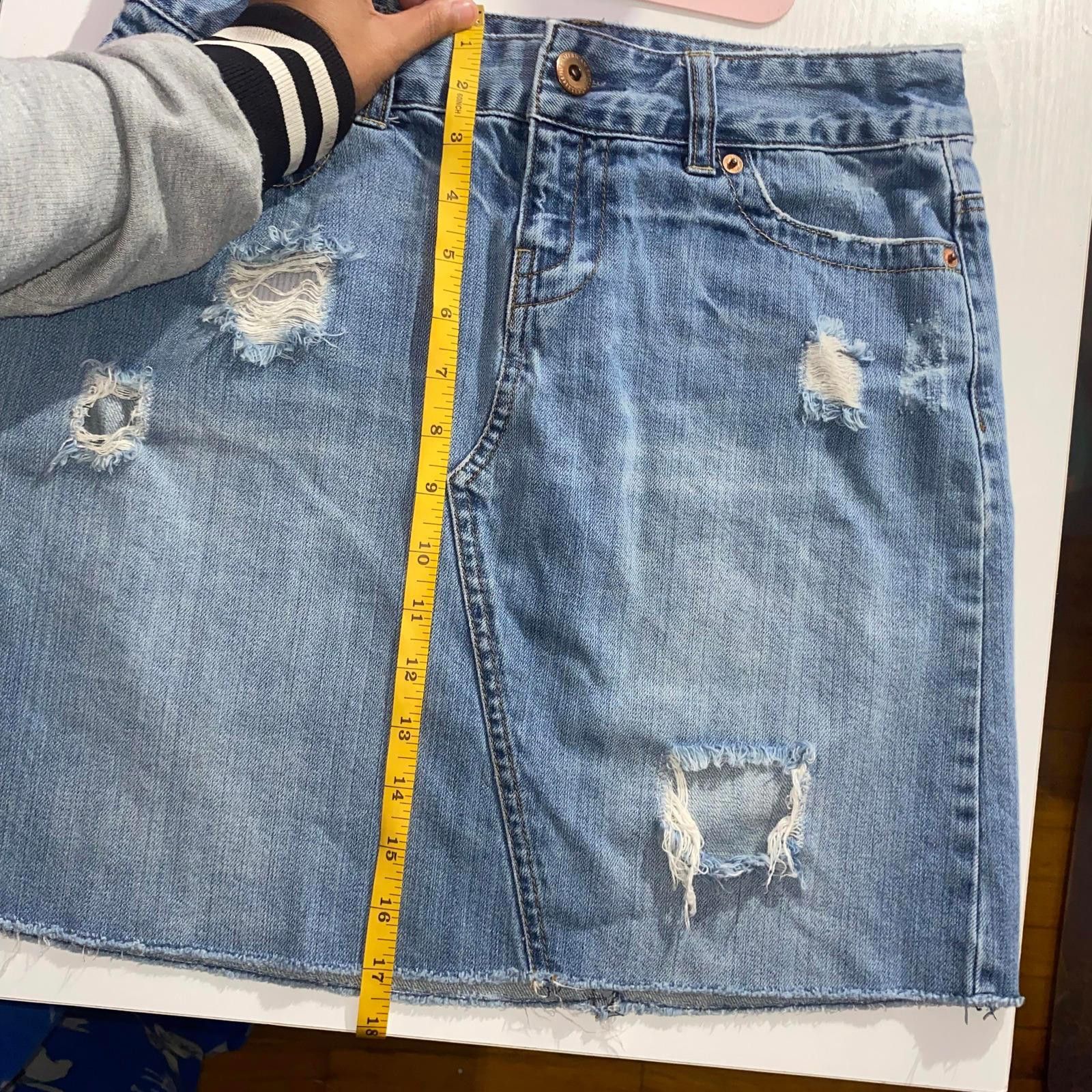 American Eagle Outfitters Y2K American Eagle Distressed Denim Mini Skirt 2 Skirt 2000s Size 26" / US 2 / IT 38 - 5 Thumbnail