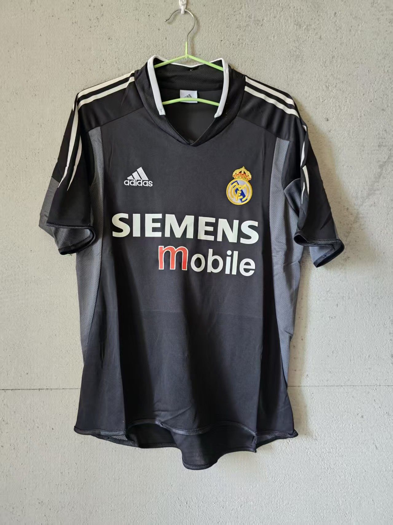 Other 2004 2005 Real Madrid #3 Roberto Carlos Jersey Size US S / EU 44-46 / 1 - 2 Thumbnail