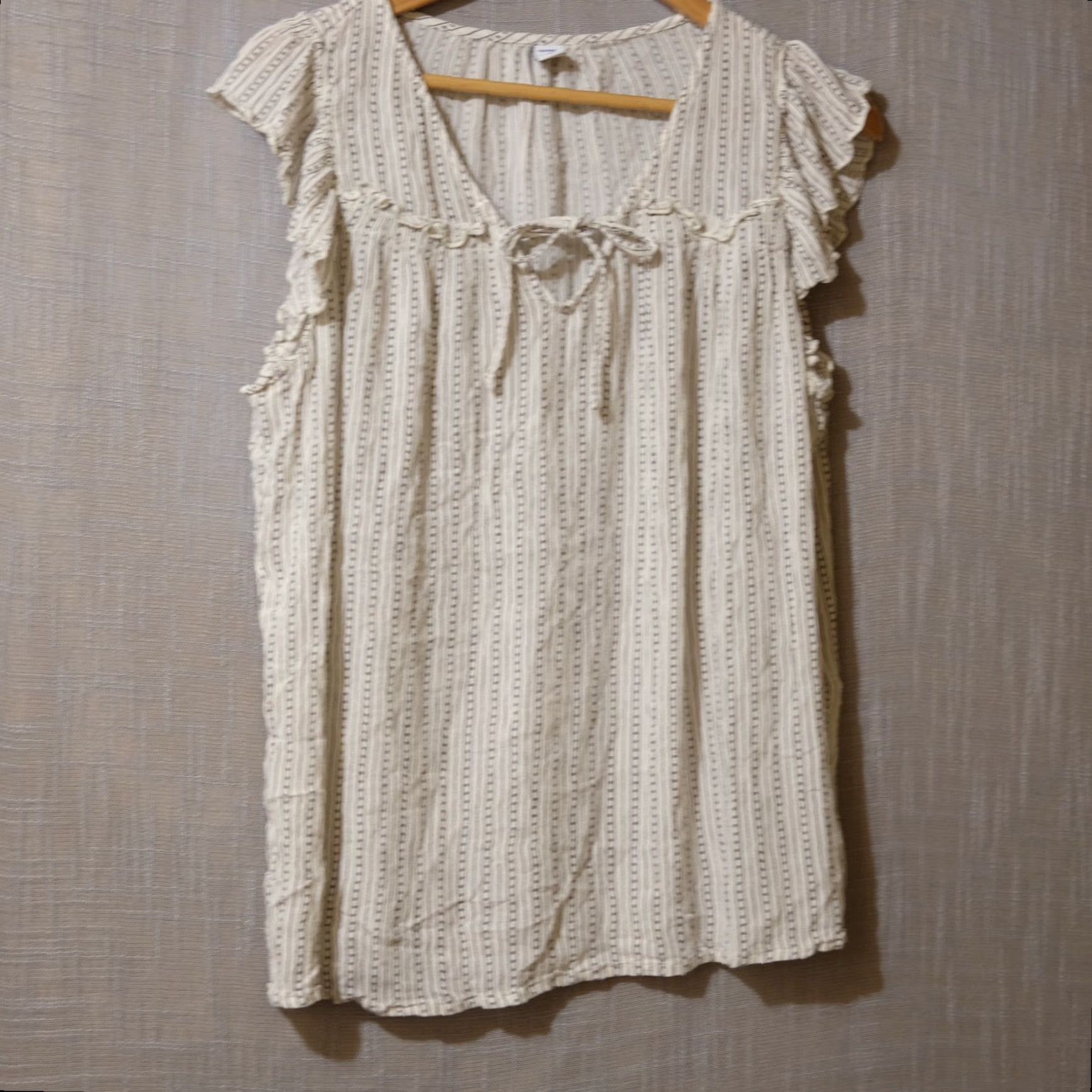 Old Navy Old Navy Blouse Shirt Women's L Tall Ivory/Grey RuffleTop Spuer Soft Lightweight Knit V-Neck Short Sleeve Bohemian Regular Size Type: Tall Size L / US 10 / IT 46 - 2 Thumbnail