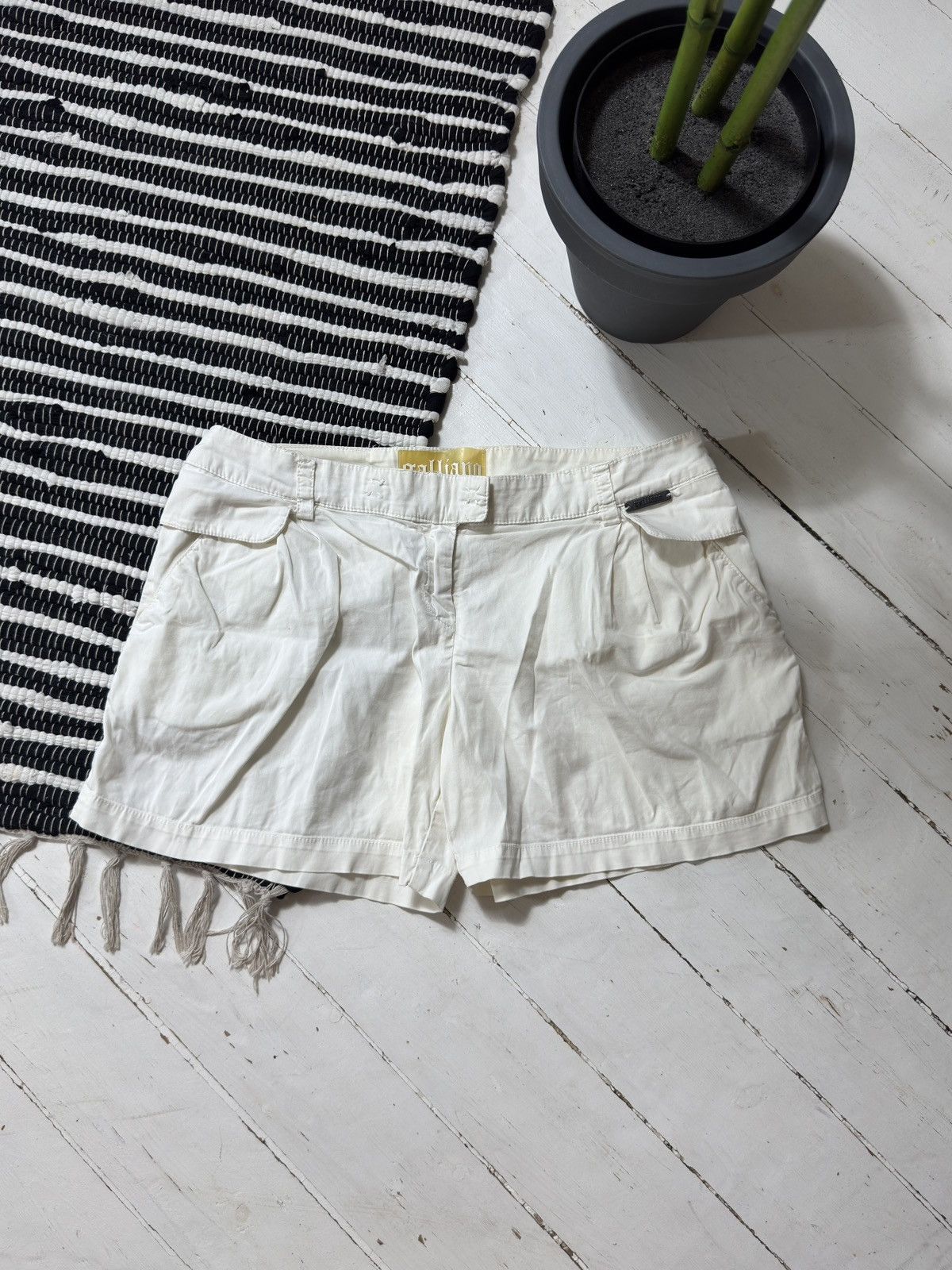 John Galliano VINTAGE GALLIANO 2000s WHITE MINI SHORTS Size 27" / US 4 / IT 40 - 2 Thumbnail