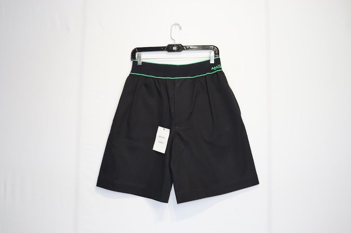 image of Bottega Veneta O1Rshd1 Sanded Cotton Twill Shorts In Black, Men's (Size 27)