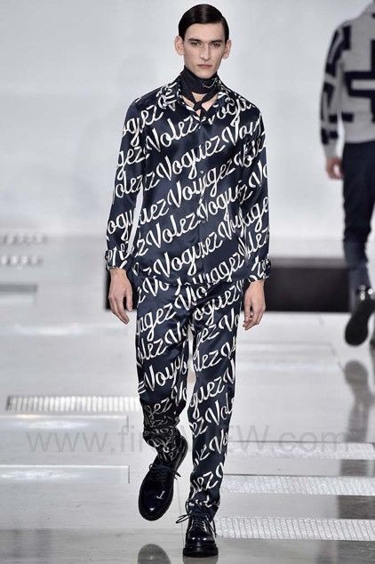 image of Louis Vuitton F/w'16 Voyagez Tee in Navy, Men's (Size Medium)