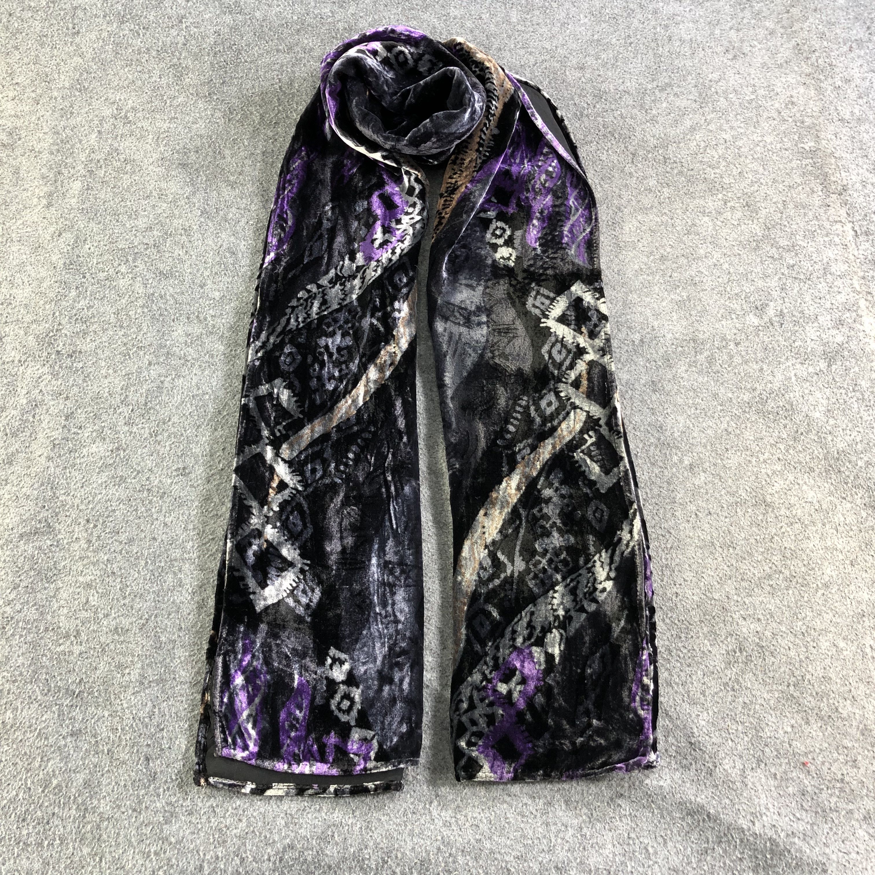 Nina Ricci Nina Ricci Velvet Scarf Muffler V1808 Size ONE SIZE - 1 Thumbnail