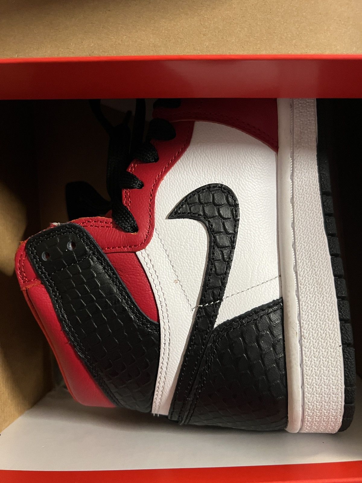 Nike Wmns Air Jordan 1 Retro High OG Satin Red Size US 7 / IT 37 - 11 Thumbnail