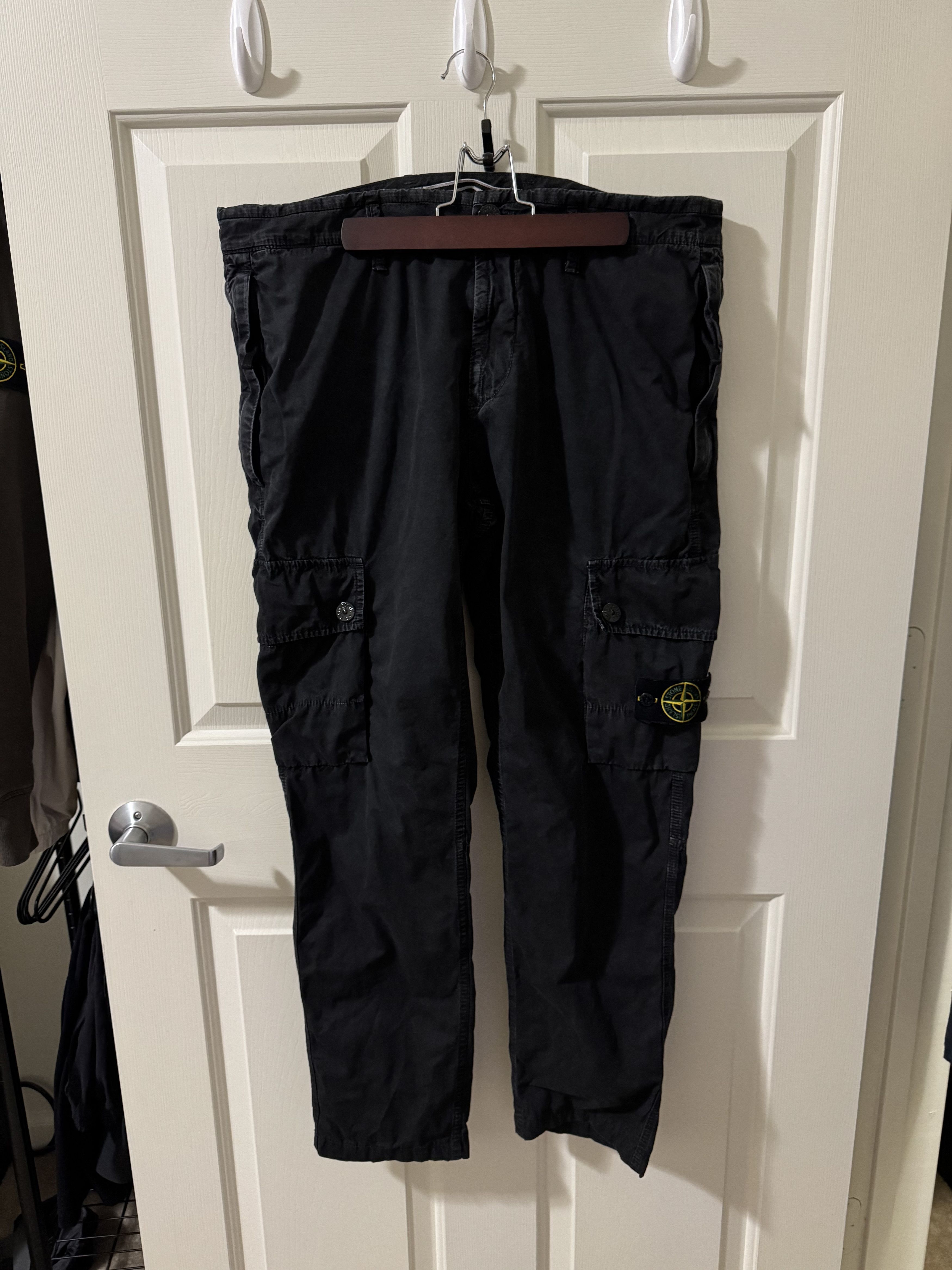 AUTH STONE ISLAND BLACK 'OLD' EFFECT CARGO PANTS (SIZE 34)