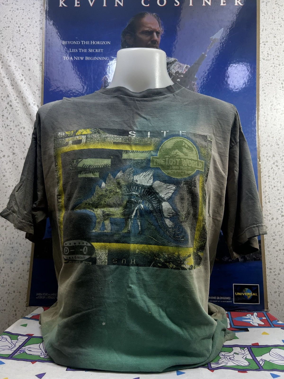 Vintage Vintage Jurassic Park The Lost World 90s T-Shirt Size XL Size US XL / EU 56 / 4 - 1 Thumbnail