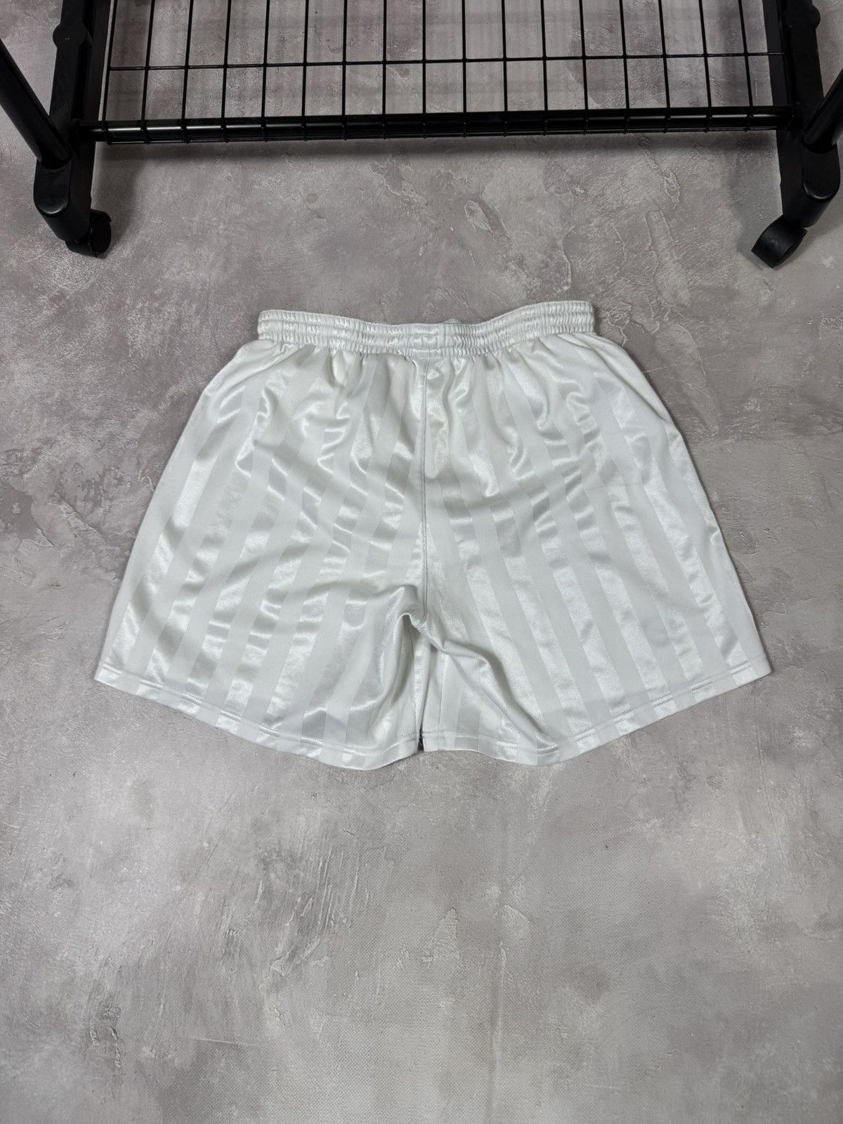 Other Vintage Nike White/Silver Stripes Short Size US 32 / EU 48 - 5 Thumbnail