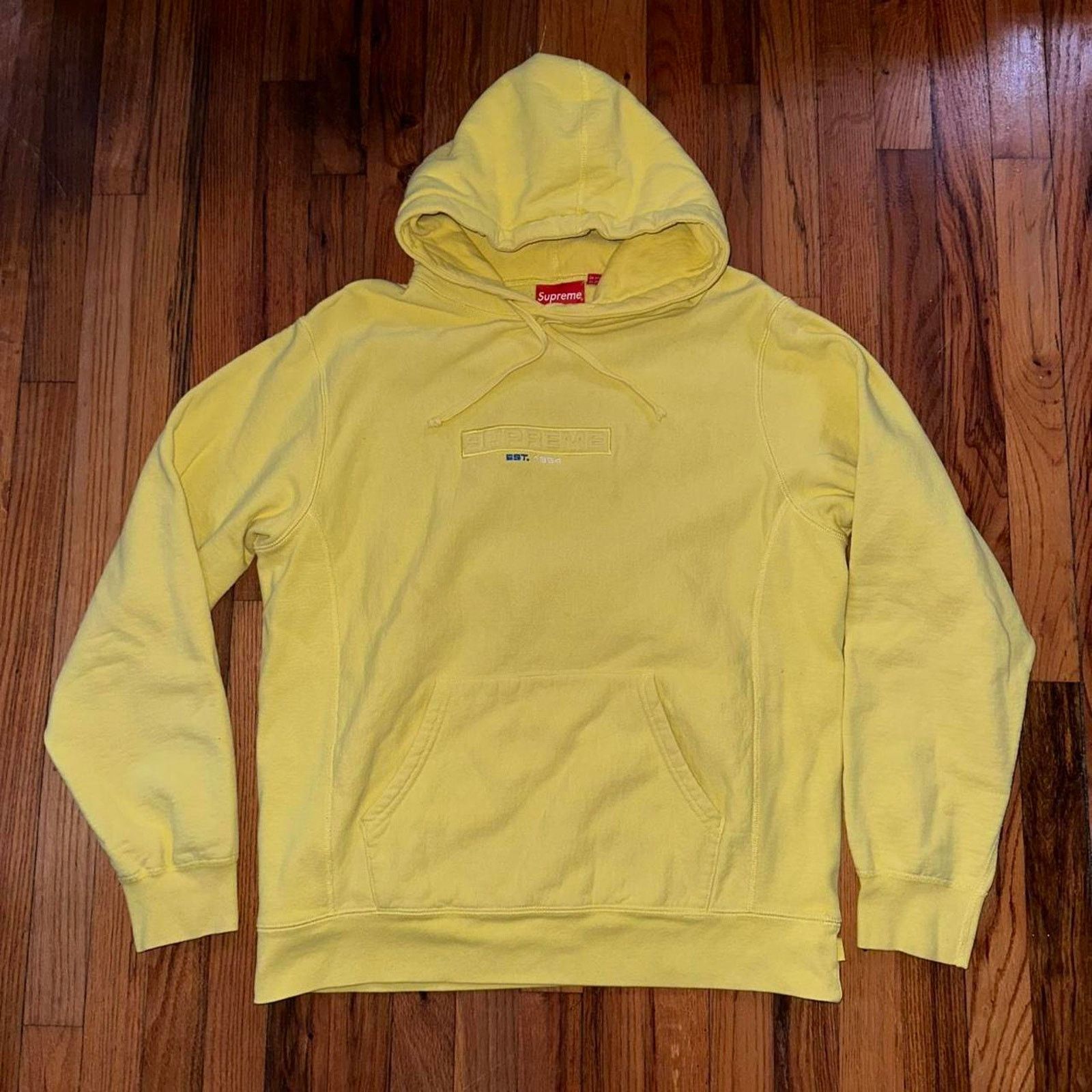 Supreme Supreme Embossed Logo Hooded Sweatshirt Lemon SS18 size L Size US L / EU 52-54 / 3 - 1 Thumbnail