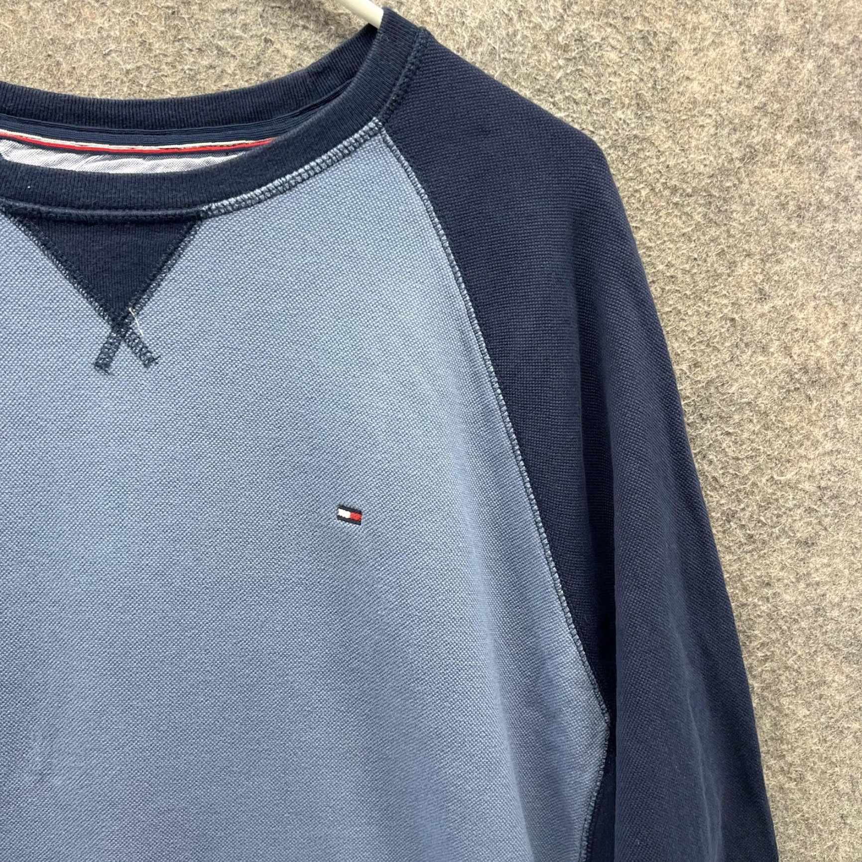 Tommy Hilfiger Tommy Hilfiger Sweatshirt Mens XL Blue Navy Colorblock Raglan Crewneck Pullover Size US XL / EU 56 / 4 - 4 Thumbnail