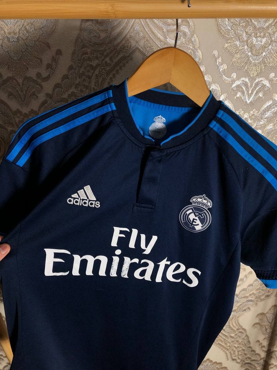 Adidas VINTAGE ADIDAS FC REAL MADRID SPAIN SOCCER JERSEY RETRO Y2K Size US S / EU 44-46 / 1 - 2 Thumbnail