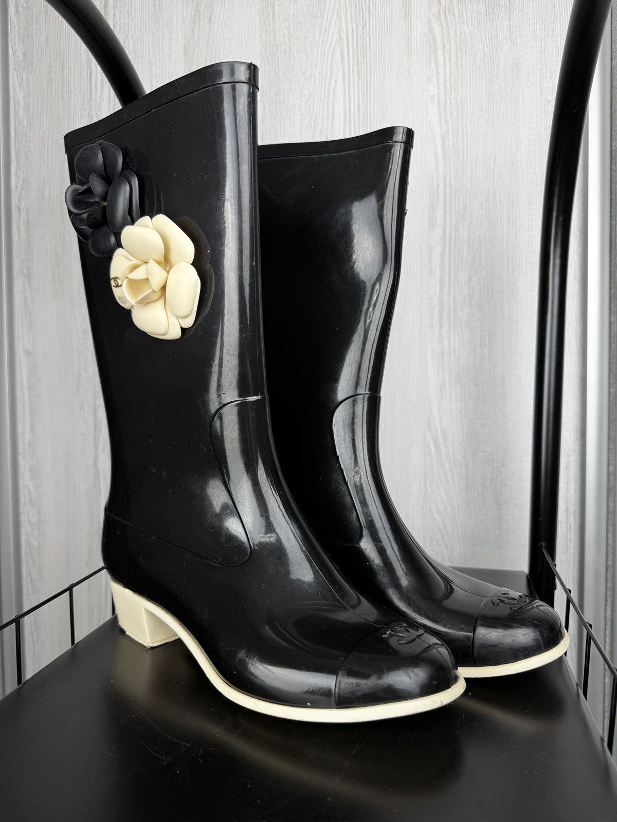 Chanel CHANEL Rubber Camellia Rain Boots Black size 37 Size US 7 / IT 37 - 5 Thumbnail