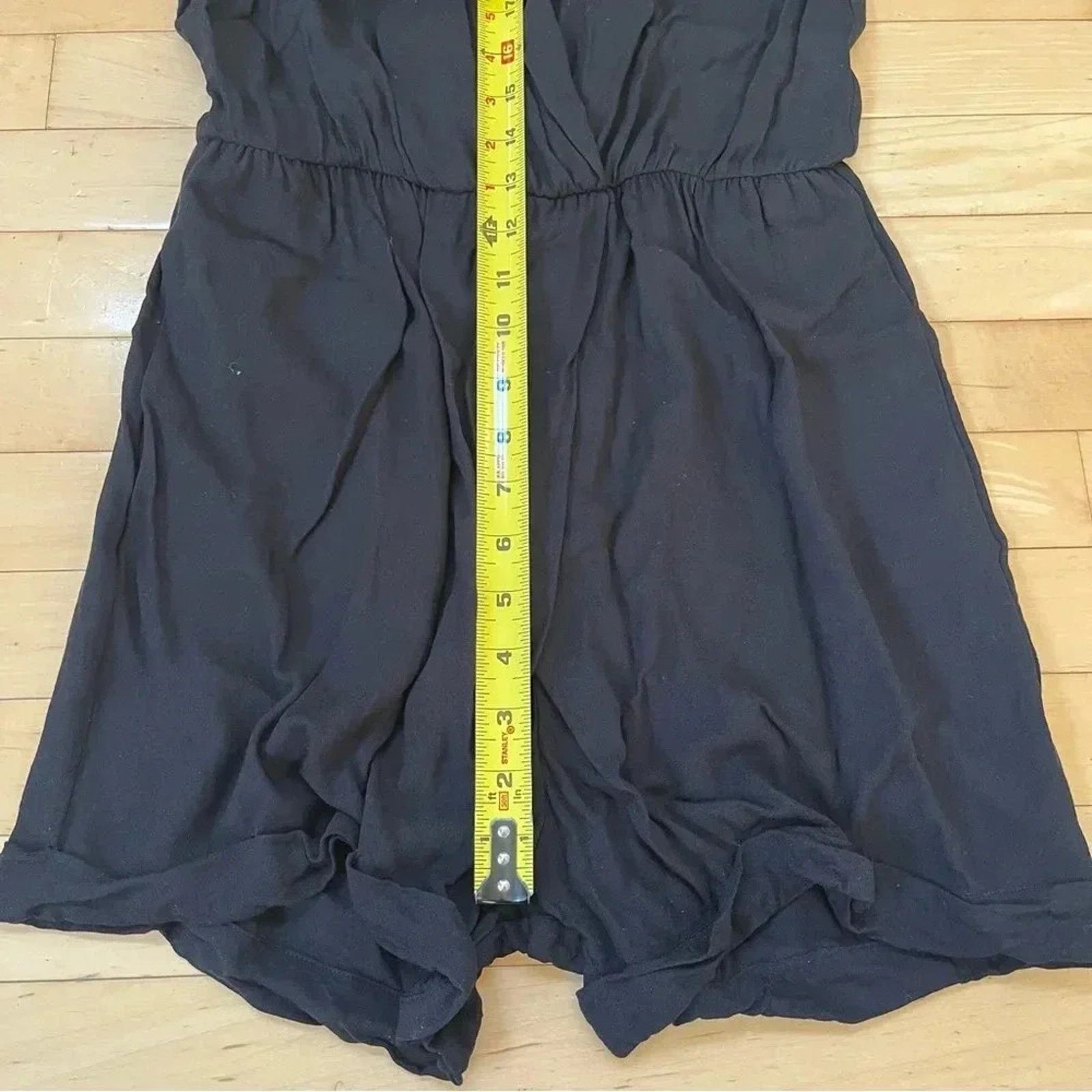 Alice + Olivia Alice + Olivia Romper Size 2 Black Zip Up Back V Neck Flowy Size 26" / US 2 / IT 38 - 14 Thumbnail