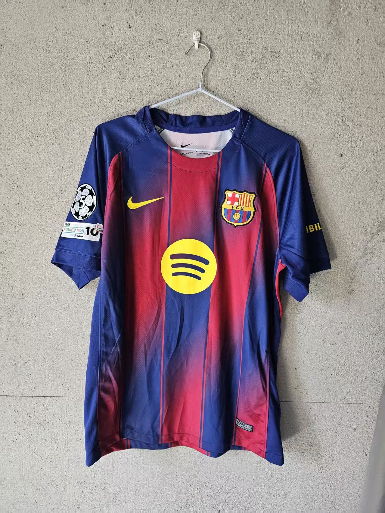 Other 25 26 Barcelona #8 Pedro Jersey Home Size US S / EU 44-46 / 1 - 2 Thumbnail