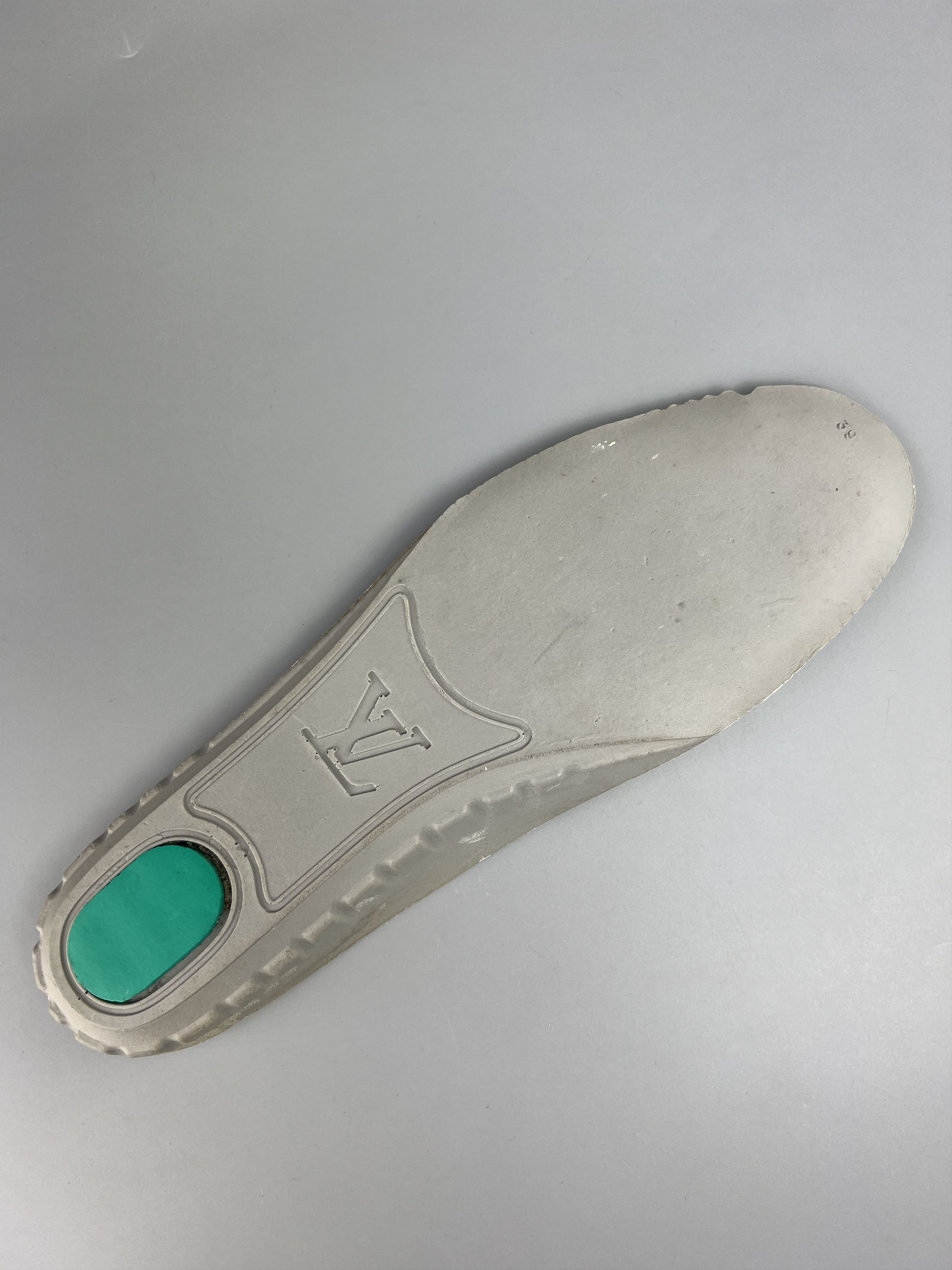 Louis Vuitton Louis Vuitton Low Top Sneakers Size 39 Size US 7.5 / IT 37.5 - 14 Thumbnail