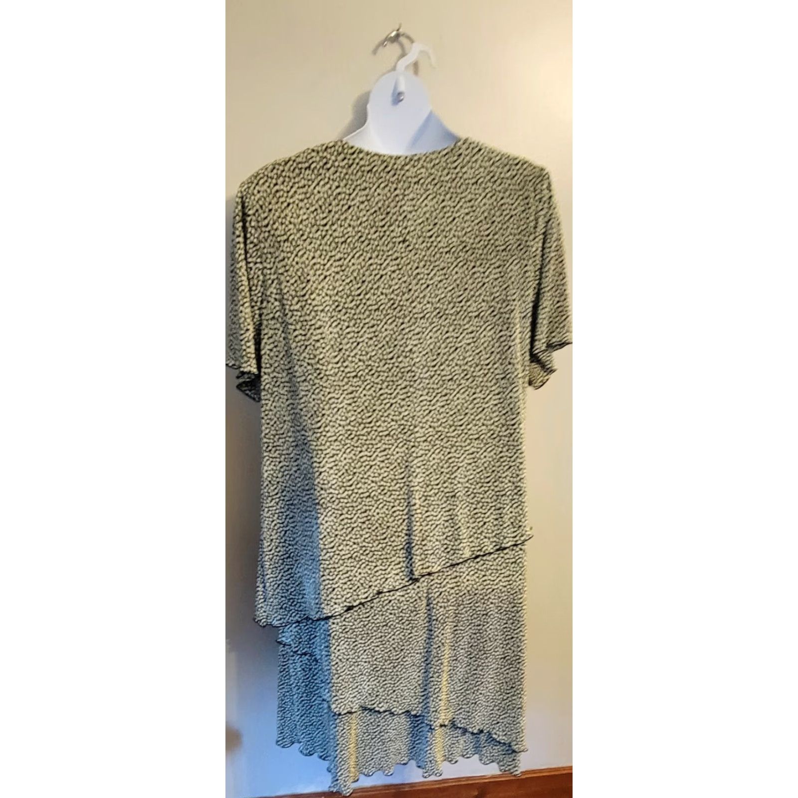 Vintage Connected Woman Plus Layered Ruffle Crinkle Abstract Dress Midi Short Sleeve V-Neck 3X Green Black White Special Occasion Womens Size XXL / US 16-18 / IT 52-54 - 3 Thumbnail