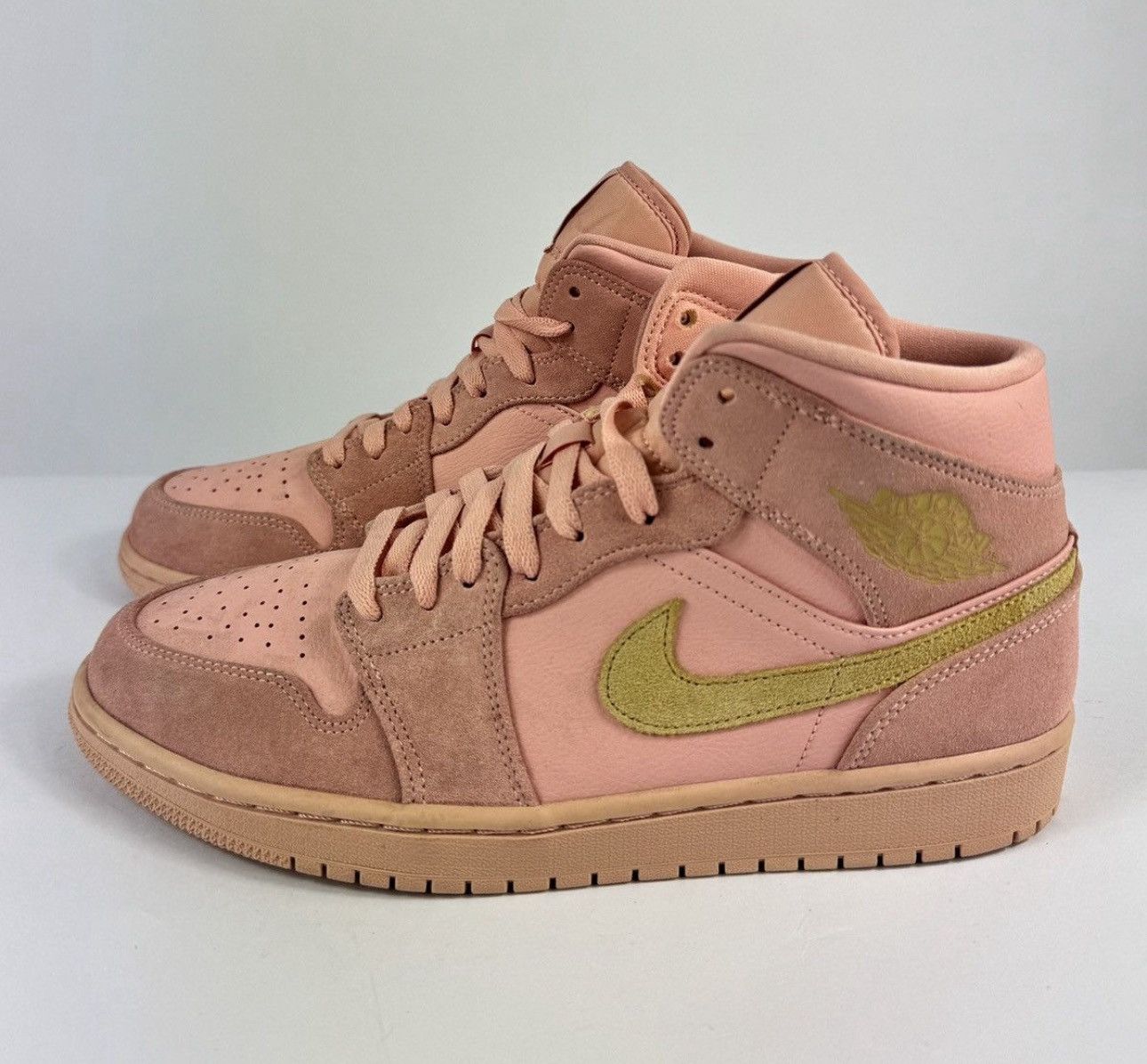 Jordan Brand JORDAN 1 MID CORAL GOLD Size US 9.5 / EU 42-43 - 1 Thumbnail