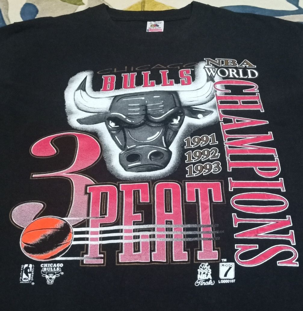Fruit Of The Loom × NBA Vintage 90s Chicago Bulls 3 Peat NBA World Champions T-shirt Size US L / EU 52-54 / 3 - 10 Thumbnail